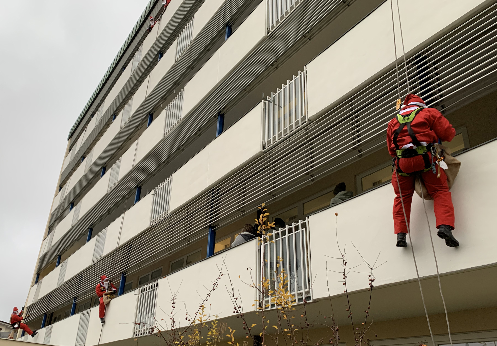Feuerwehrmann als Nikolaus an der Fassade Kinderklinik
