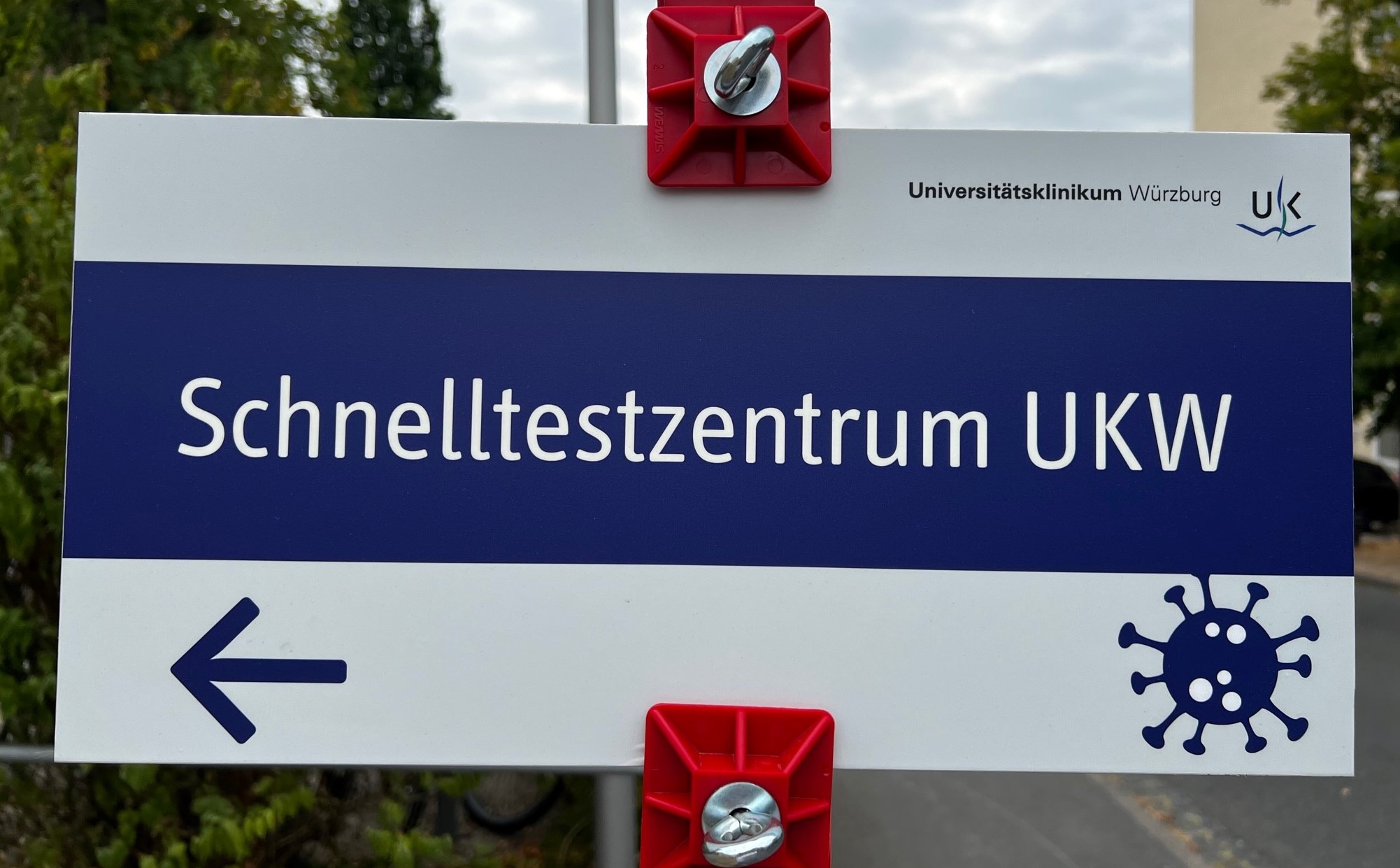 Hinweisschild zum UKW-Testzentrum.
