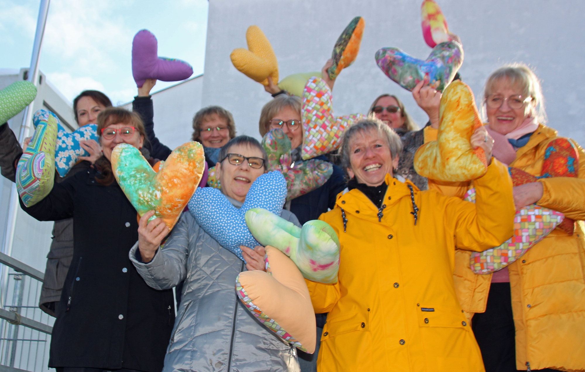 Die Ochsenfurter Handarbeitsgruppe St. Thekla näht seit zehn Jahren ehrenamtlich Herzkissen für brustoperierte Frauen.