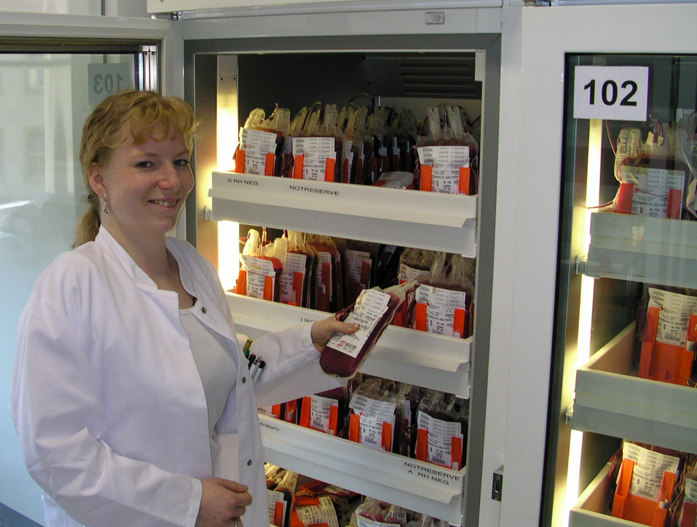 Zu den Hauptaufgaben der Transfusionsmedizin am UKW gehört seit jeher das Bereitstellen von Blutkonserven für die Patientinnen und Patienten des Klinikums. 