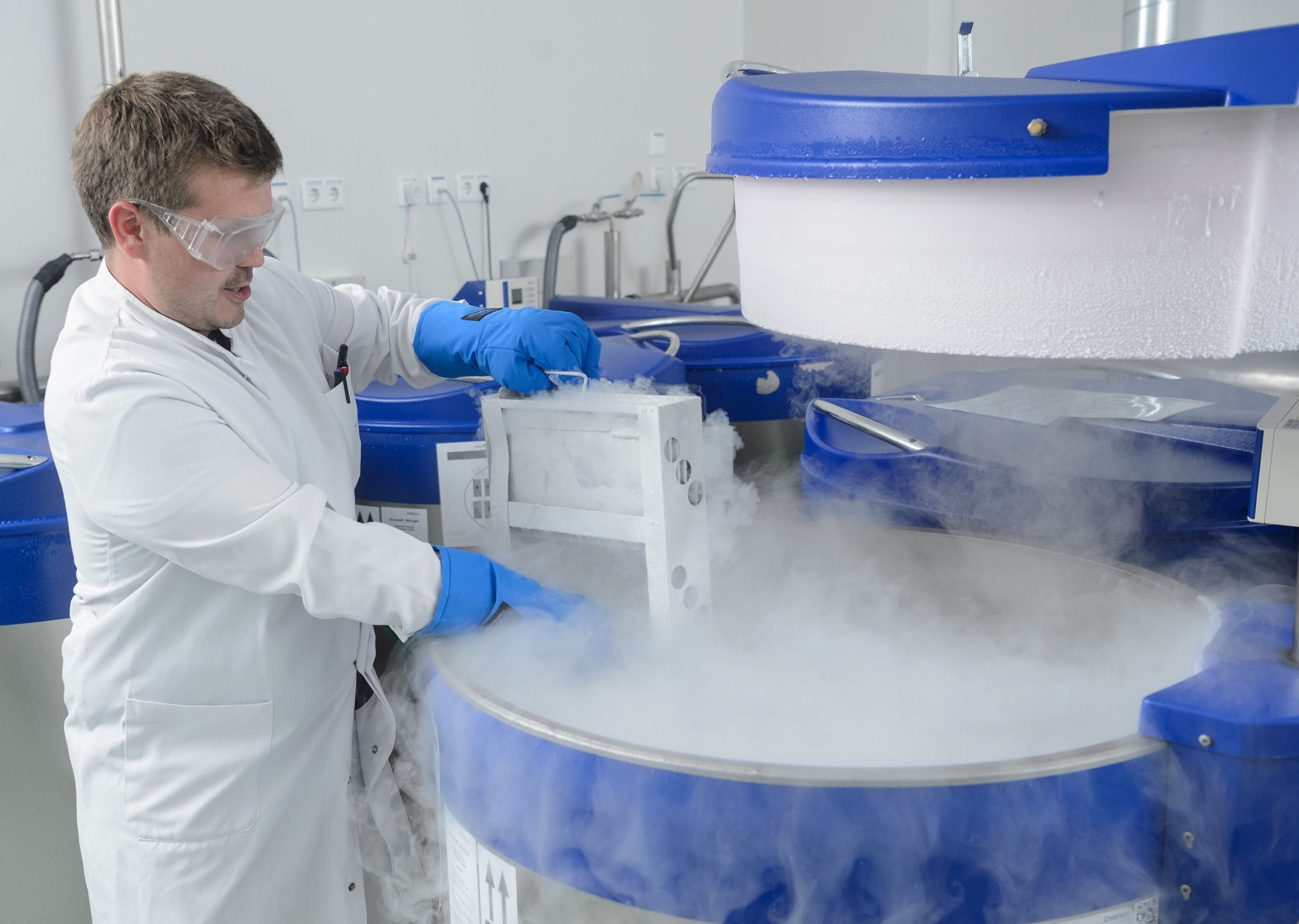 Gewonnene Stammzellen werden im GMP-Reinraumlabor unter hochsterilen Bedingungen tiefgefroren und in speziellen Stickstofftanks bei Temperaturen unter -140 °C gelagert.