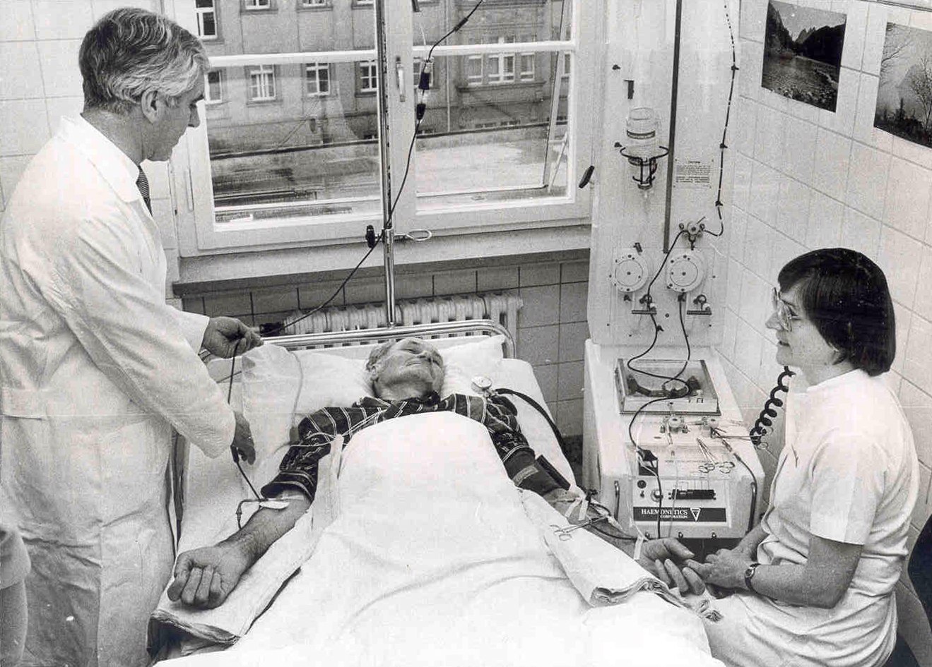 Das Bild aus den 1980er Jahren zeigt Prof. Dr. Dieter Wiebecke¸ den damaligen Leiter der Abteilung für Transfusionsmedizin, bei der Durchführung einer Plasmapherese.