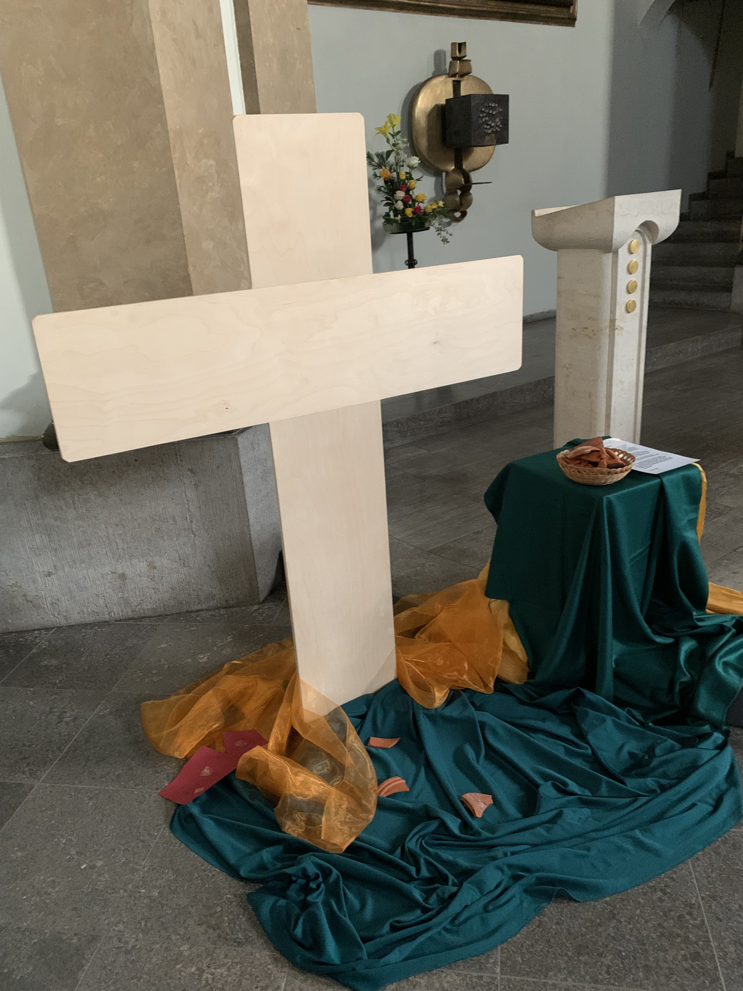 Bei der Fastenaktion 2023 – hier in der katholischen Klinikkapelle des Uniklinikums Würzburg – stehen Scherben stellvertretend für die im Leben erfahrenen Brüche.
