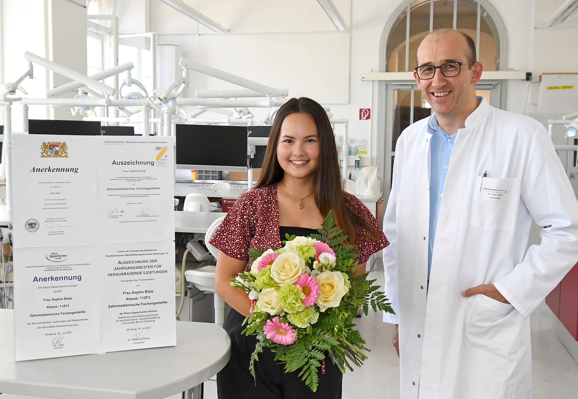 Die Zahnmedizinische Fachangestellte Sophie Blatz mit Prof. Dr. Gabriel Krastl, dem Geschäftsführenden Direktor des Zentrums für Zahn-, Mund- und Kiefergesundheit am Uniklinikum Würzburg. 