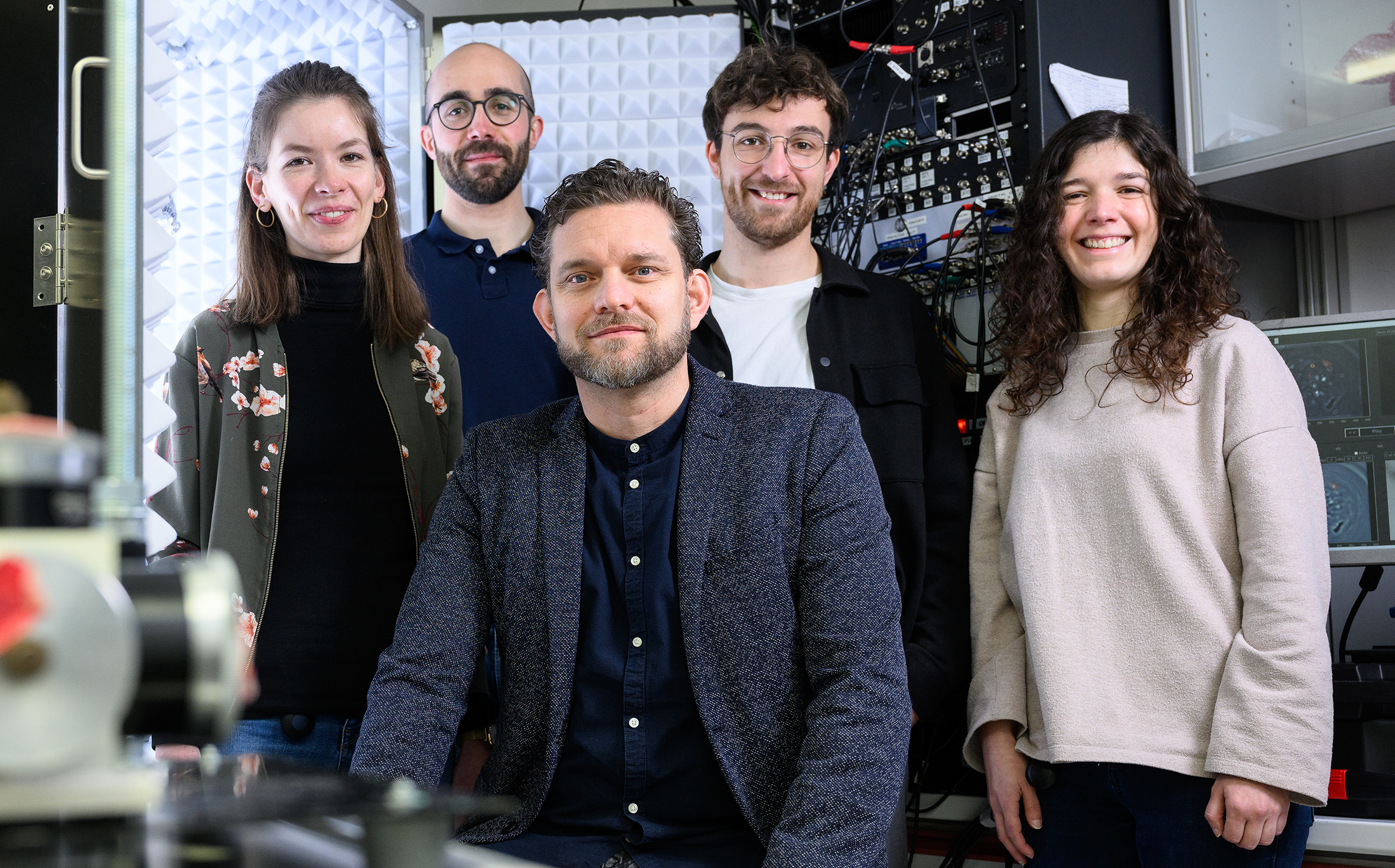 Das Bild zeigt Philip Tovote (Mitte) und Mitarbeiter im Labor des Defense Circuits Lab 