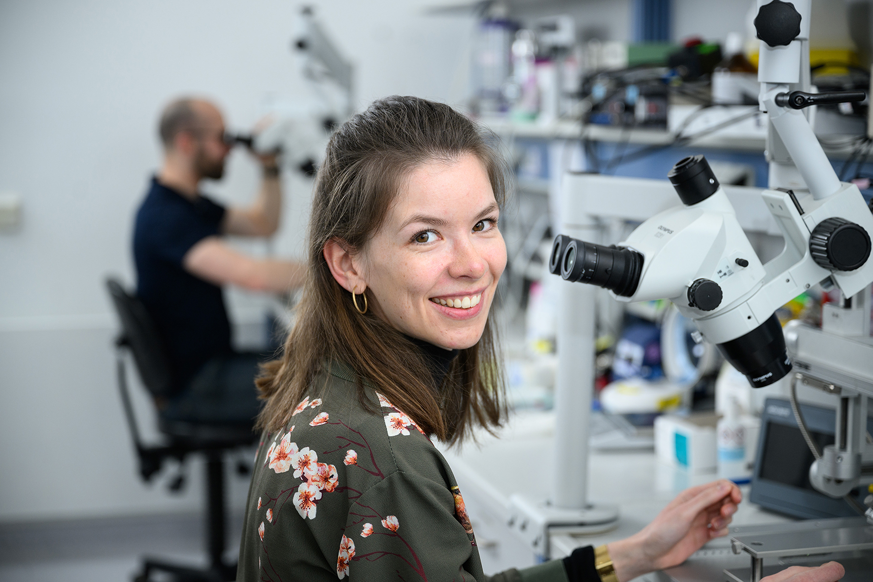 Nina Schukraft am Mikroskop, im Hintergrund Jérémy Signoret-Genest. 
