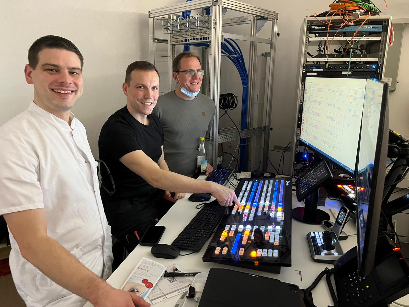 Im Broadcast-Studie des neuen Mediennetzwerks (von links): Dr. Johannes Völker, Sebastian Heimbeck, Geschäftsführer der Soulution GmbH, und Michael Grünewald, Informationselektroniker der HNO-Klinik.
