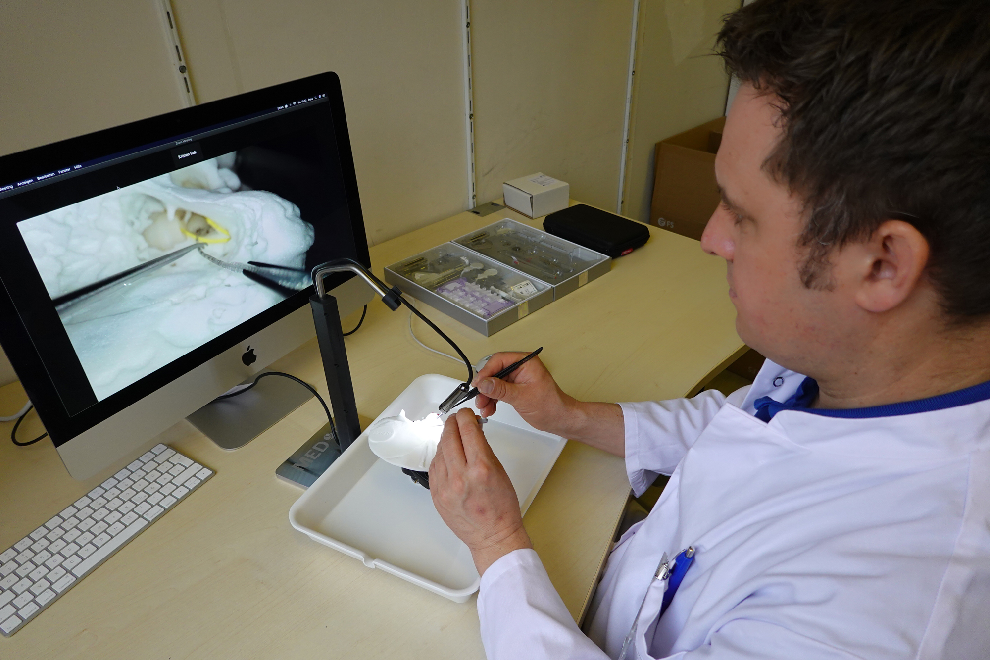 Prof. Dr. Kristen Rak, der stellvertretende Direktor der Würzburger Universitäts-HNO-Klinik, demonstriert, wie an einem Kunststoff-Felsenbein und mit Hilfe einer Endoskop-Kamera Mittelohr-Operationen auch online erlernt werden können.