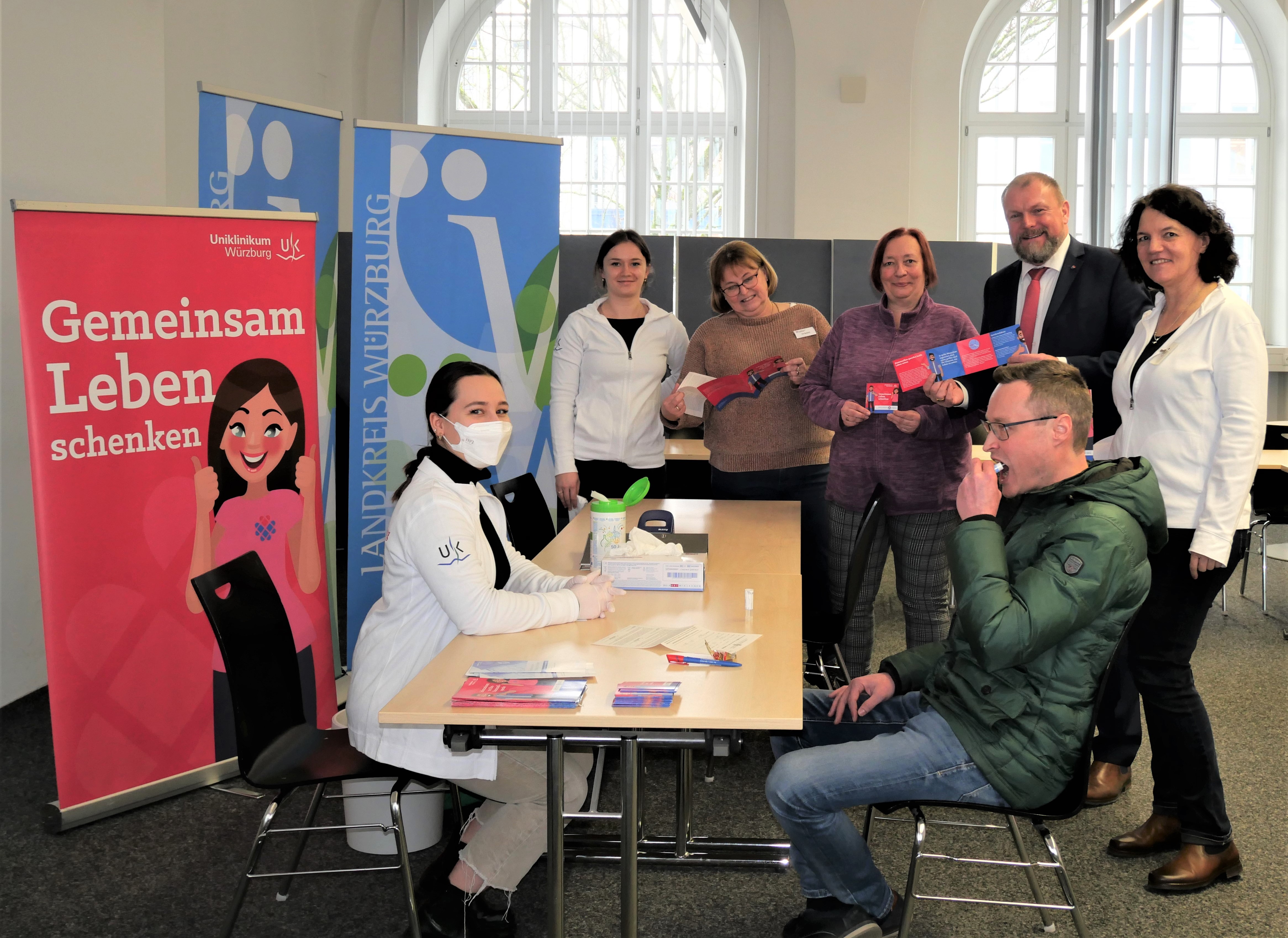 Das Team des „Netzwerks Hoffnung“ der Uniklinik Würzburg führte am Landratsamt Würzburg eine Typisierungsaktion für Stammzellenspenderinnen und –spender durch, die von Landrat Thomas Eberth (2.v.r.) sehr begrüßt wurde. 