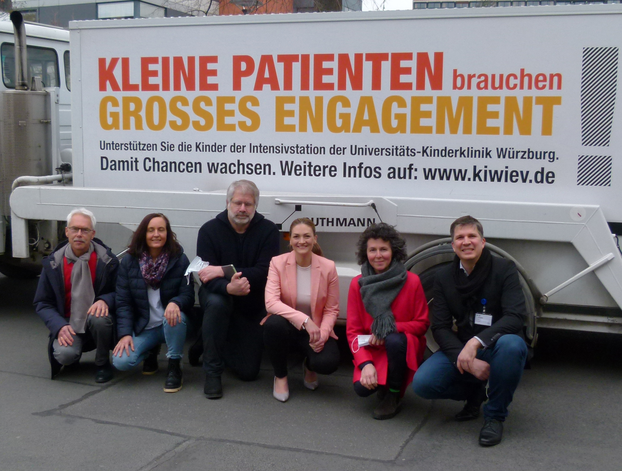 Staatsministerin Judith Gerlach (Vierte von links) wurde bei ihrem Besuch an der Würzburger Universitäts-Kinderklinik begleitet und informiert von Franz Balzer (Schatzmeister KIWI e.V.), Natalie Seeberger (Kinderintensivstation), Prof. Dr. Tilmann Schweitzer (Oberarzt Pädiatrische Neurochirurgie), Ina Schmolke (1. Vorsitzende KIWI e.V.) sowie PD Dr. Oliver Andres (Oberarzt Kinderintensivstation) – von links. 