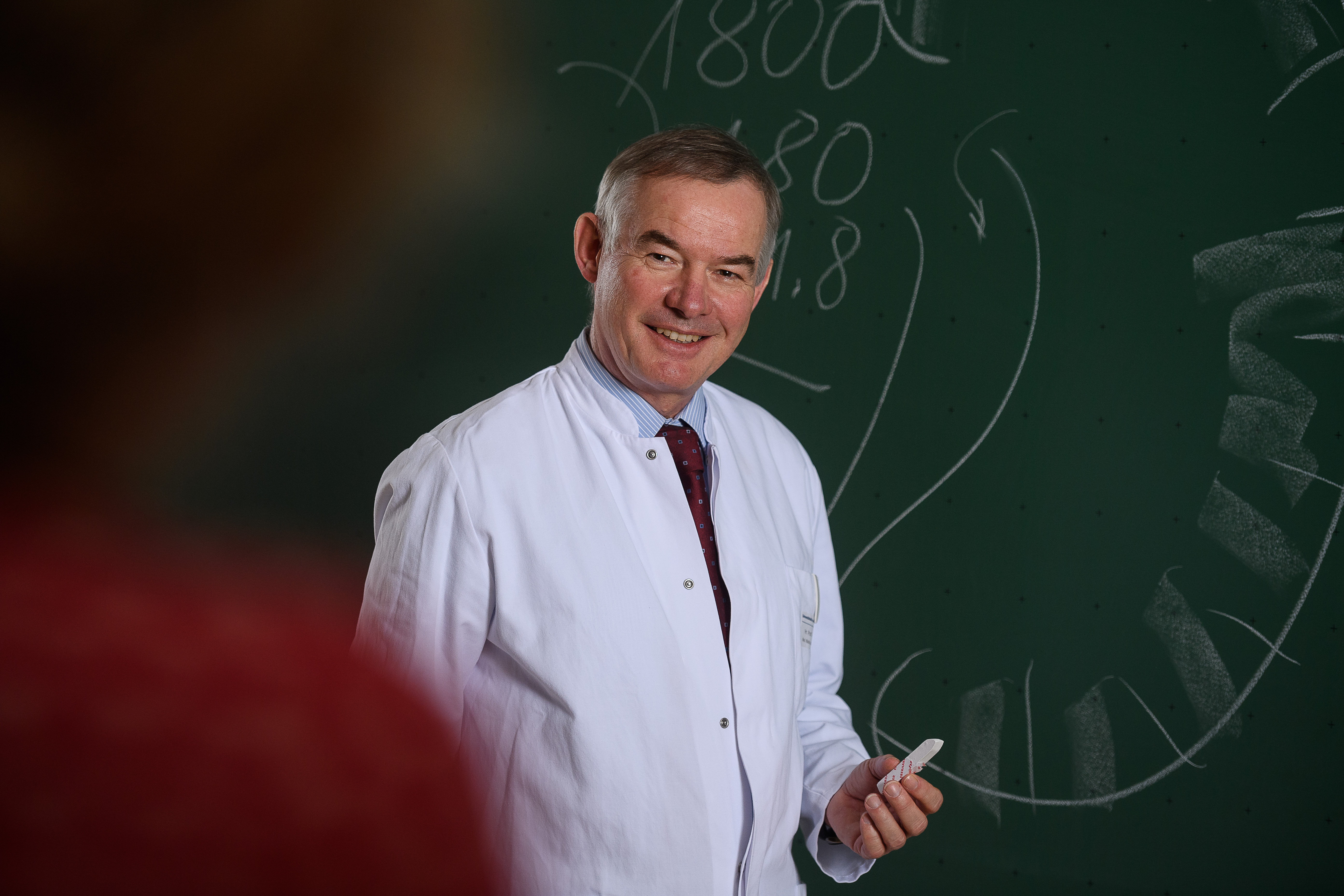 Das Bild zeigt Christoph Wanner im Hörsaal vor der Tafel. 