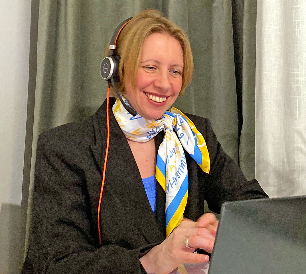 Die Projektkoordinatorin und Dozentin Halyna Rudenko unterrichtet per Video-Konferenz Medizinstudierende in der Ukraine, wie eine Anamnese bei erkrankten Personen erhoben wird.