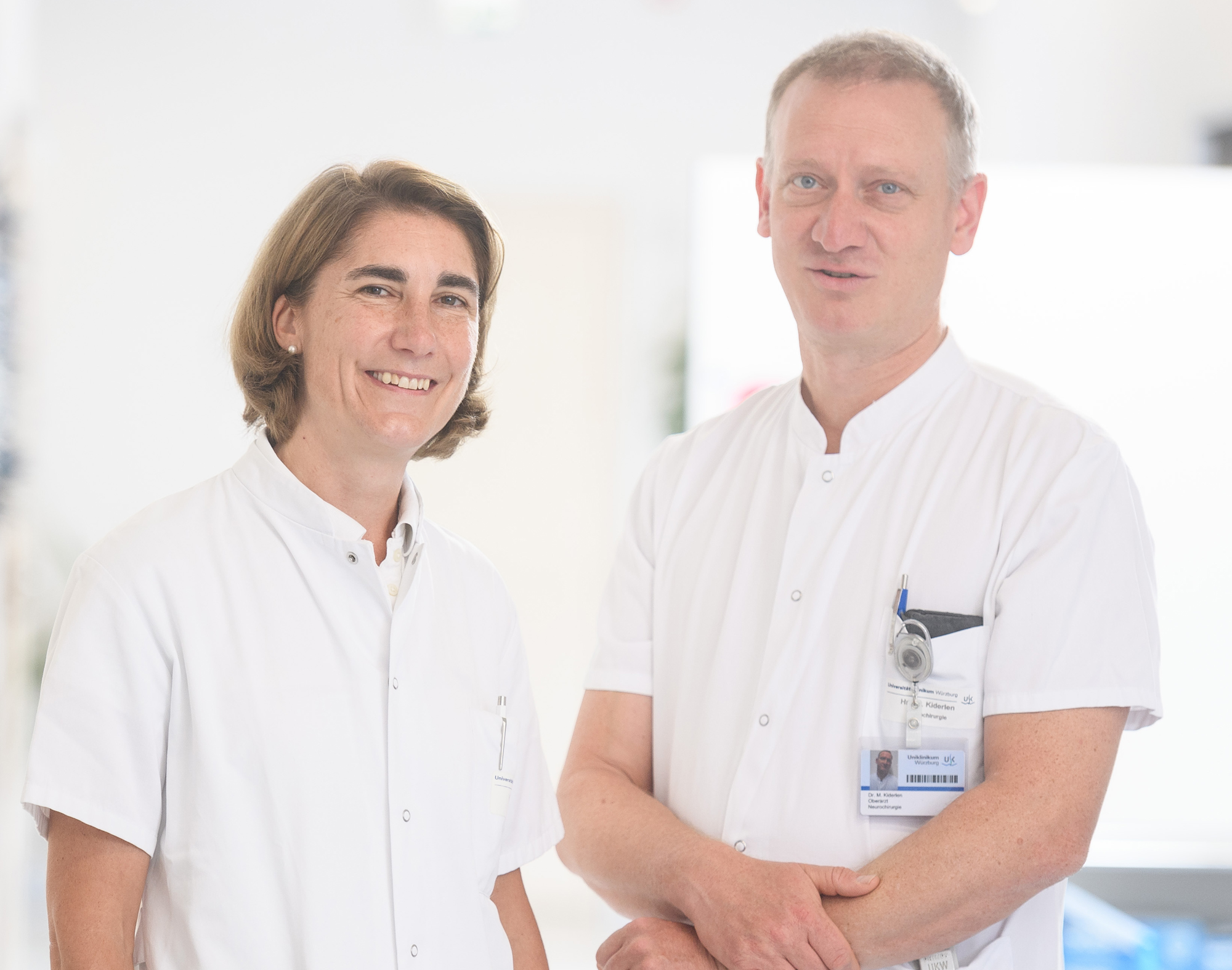 Dr. Bettina Meyer und Dr. Michael Kiderlen vom Uniklinikum Würzburg freuen sich über die Kapazitätssteigerung bei der stationären multimodalen Schmerztherapie.