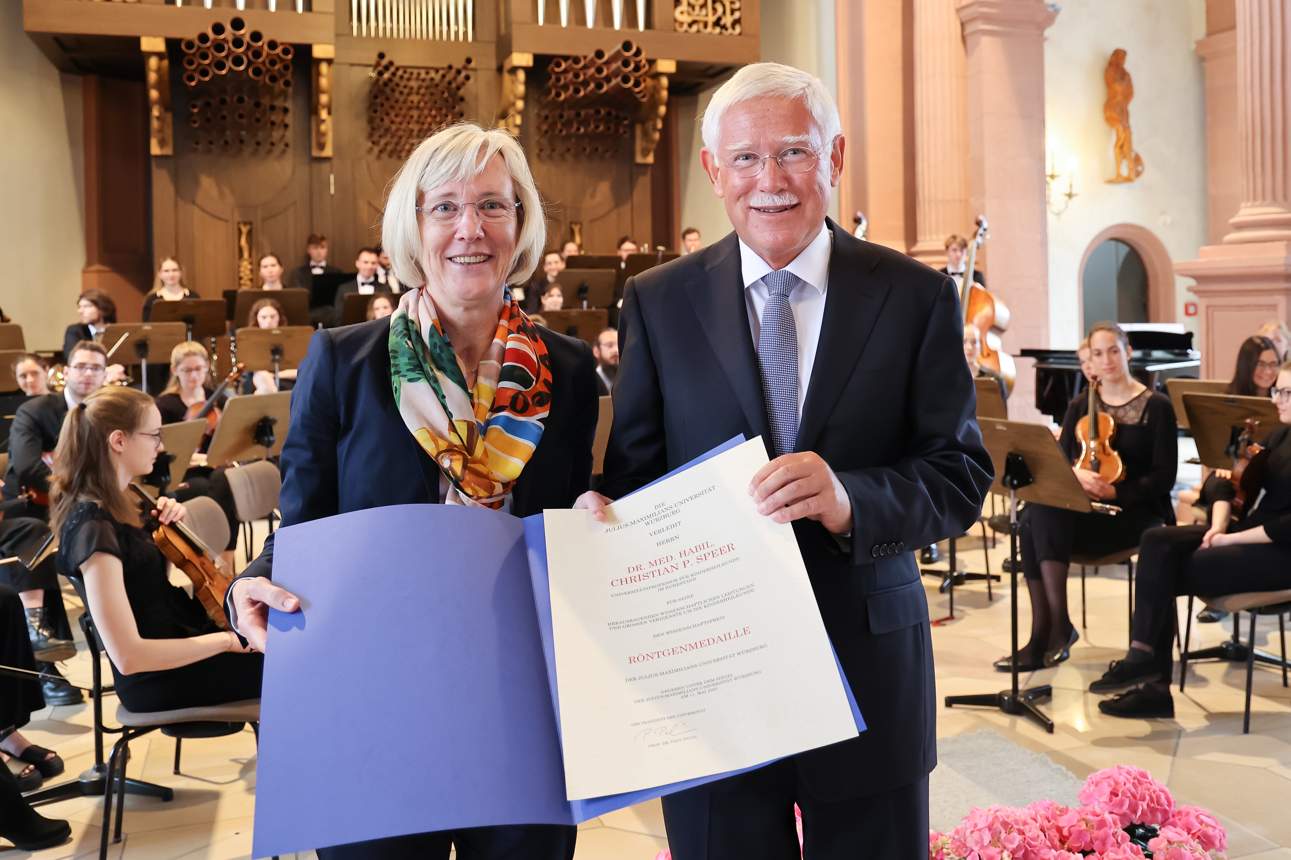 Vizepräsidentin Caroline Kisker zeichnete Christian P. Speer mit der Röntgenmedaille der Universität aus. (Foto: Rudi Merkl / Universität Würzburg)