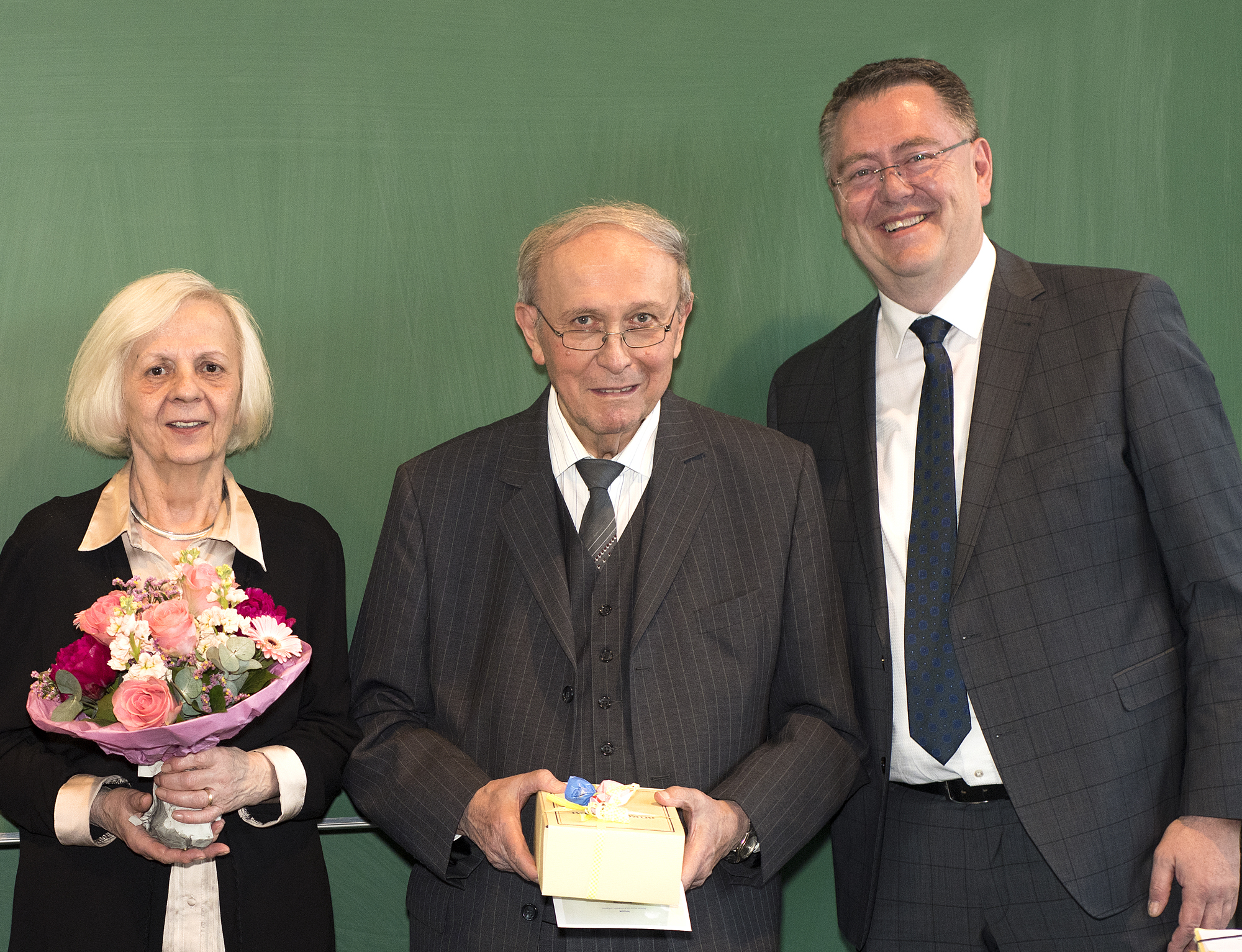 Marcus Huppertz, der Pflegedirektor des Uniklinikums Würzburg (rechts), ehrte die Eheleute Maria und Antonio Lucchetta, die vor 35 Jahren die Grünen Damen in Würzburg gründeten.