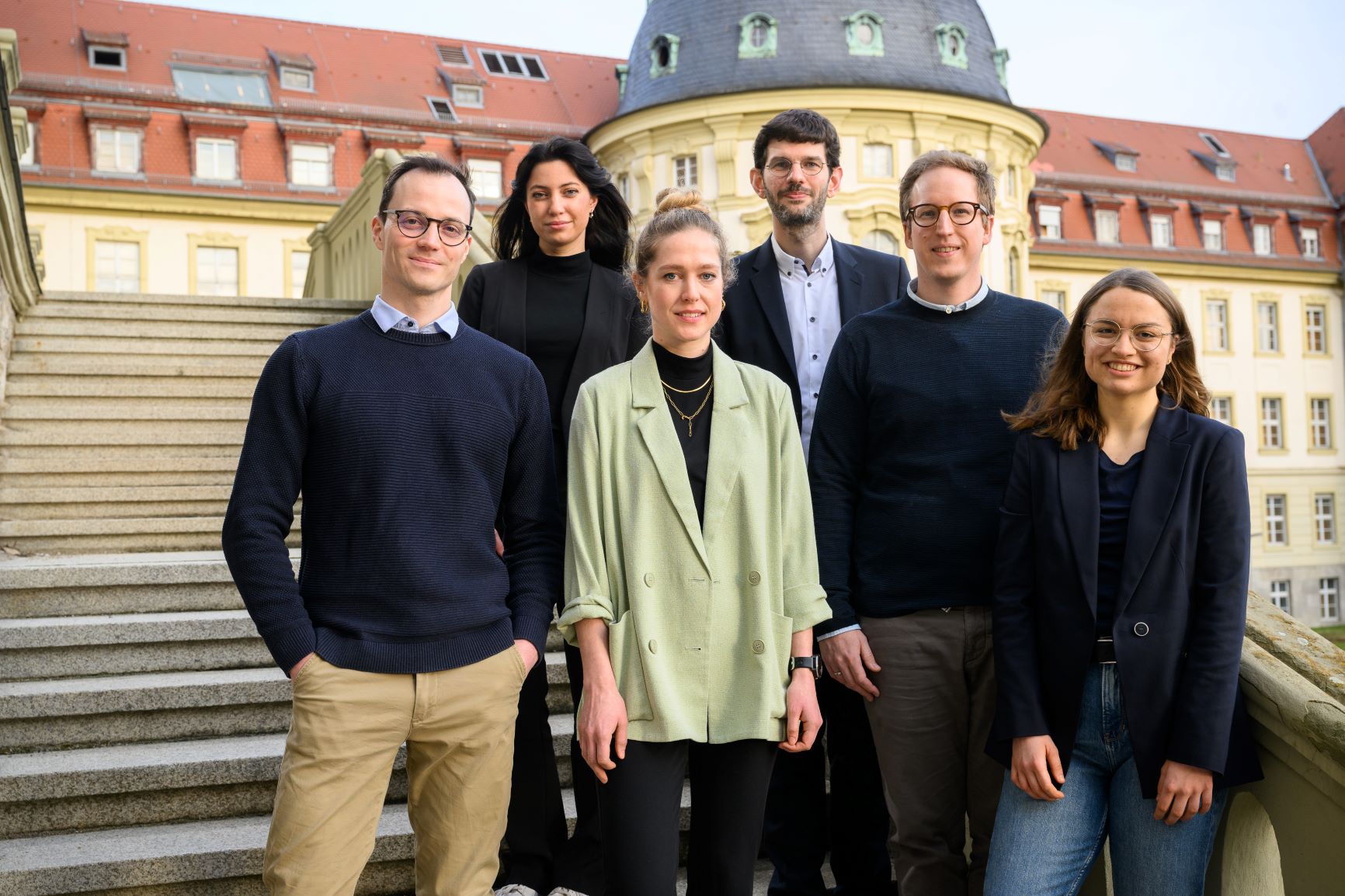 Das Team der CoVacSer-Studie auf dem Gelände des Uniklinikums Würzburg