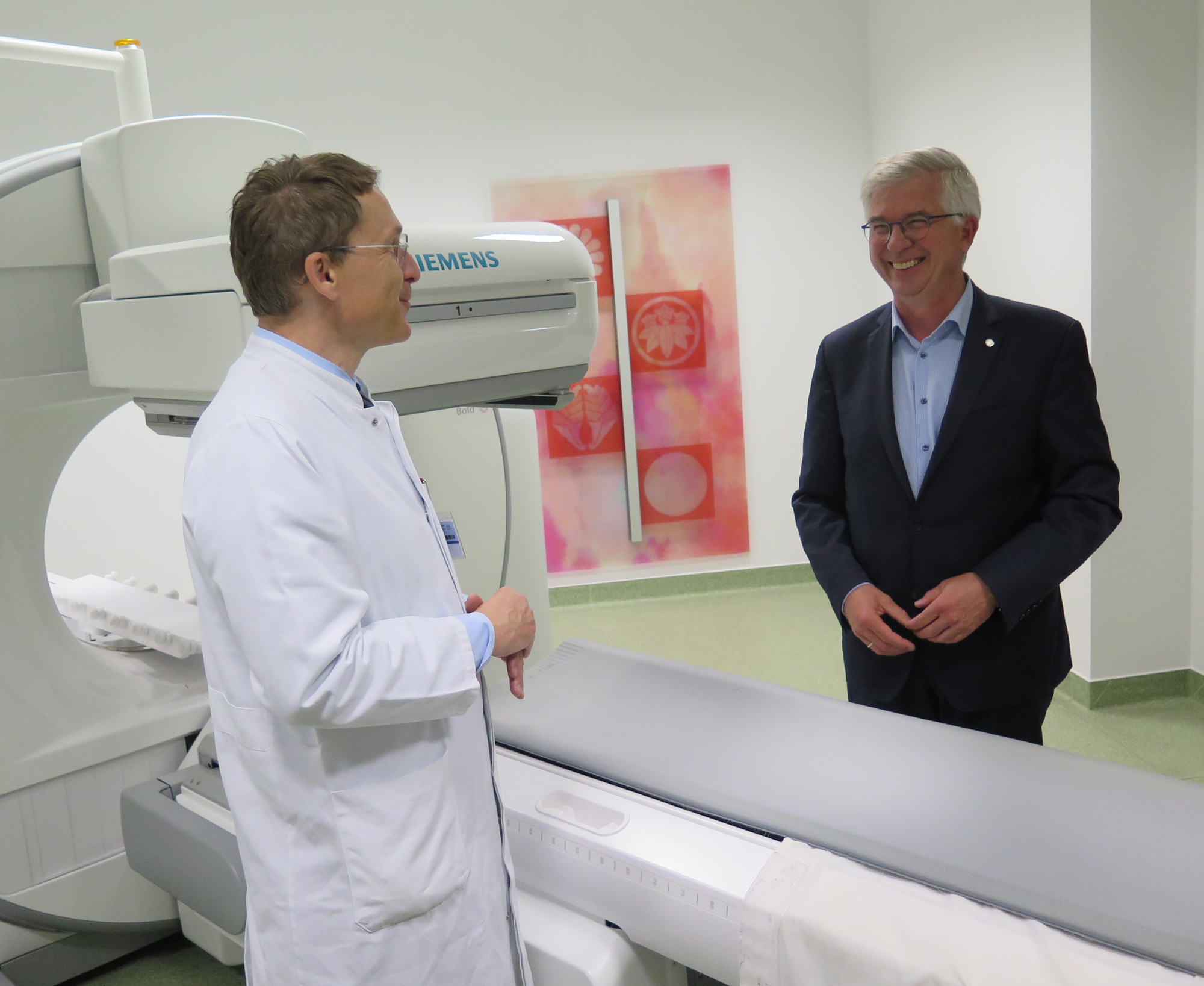 Klinikdirektor Prof. Dr. Andreas Buck (links) führte den Bundestagsabgeordneten Prof. Dr. Andrew Ullmann durch die Nuklearmedizin des Uniklinikums Würzburg.