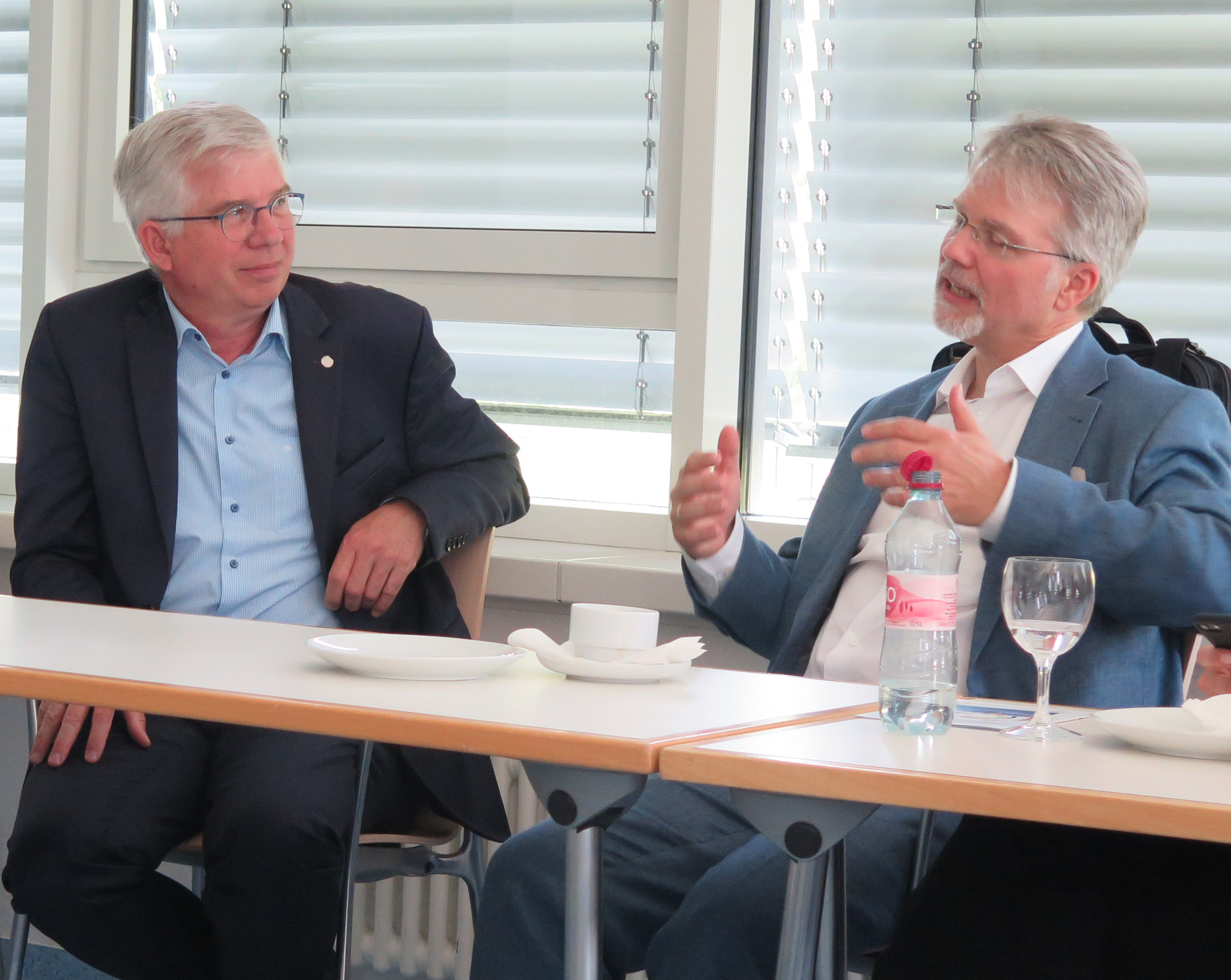 Beim Besuch am Uniklinikum Würzburg diskutierte Andrew Ullmann, der gesundheitspolitische Sprecher der FDP-Bundestagsfraktion (links), unter anderem mit Magnus Fischer vom Kompetenznetzwerk nuklearonkologische Patientenversorgung.