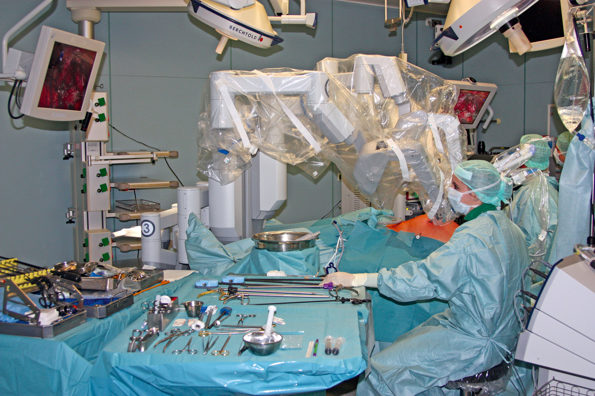 Das Operationsroboter-System „Da Vinci Xi“ verfügt über vier Arme, die von einer Konsole aus hochpräzise gesteuert werden können.