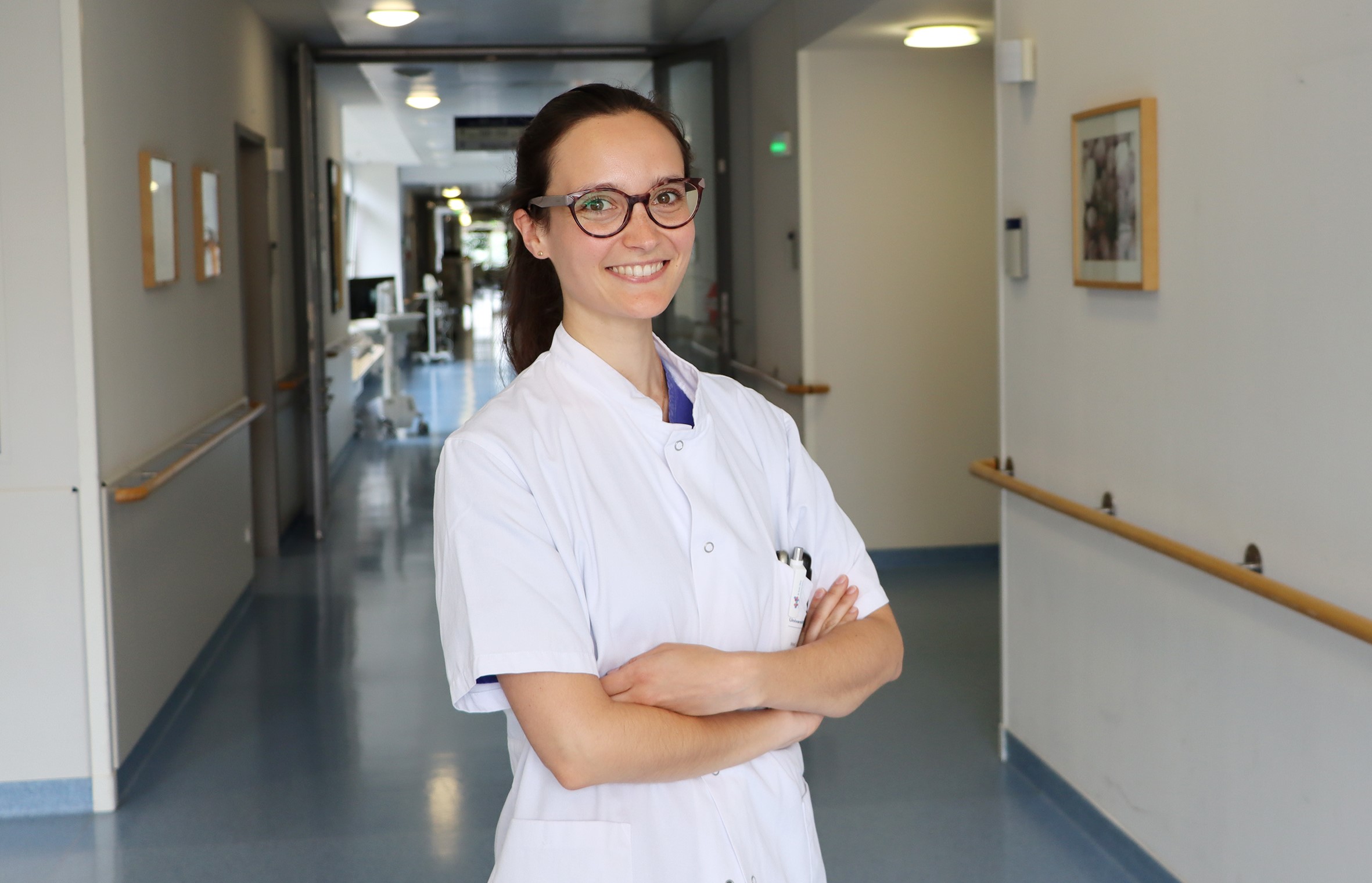Das Bild zeigt die Assistenzärztin Carmina Teresa Fuß im Gang der Klinikstation.
