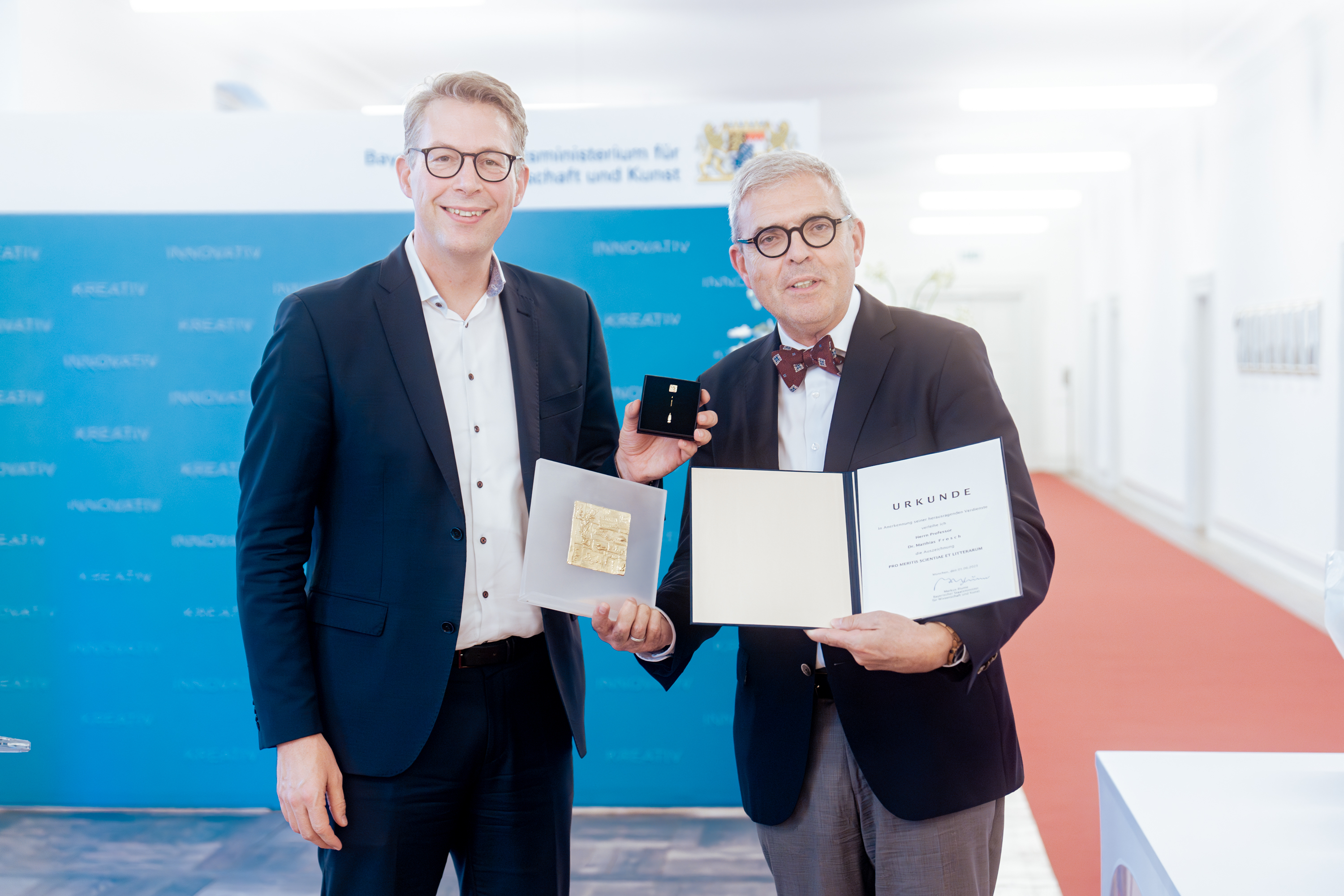 Staatsminister Markus Blume zeichnet Gründungsvater von Universitätsmedizin Bayern e.V. Prof. Dr. Matthias Frosch mit dem PRO MERITIS SCIENTIAE ET LITTERARUM aus (© StMWK/Axel König)