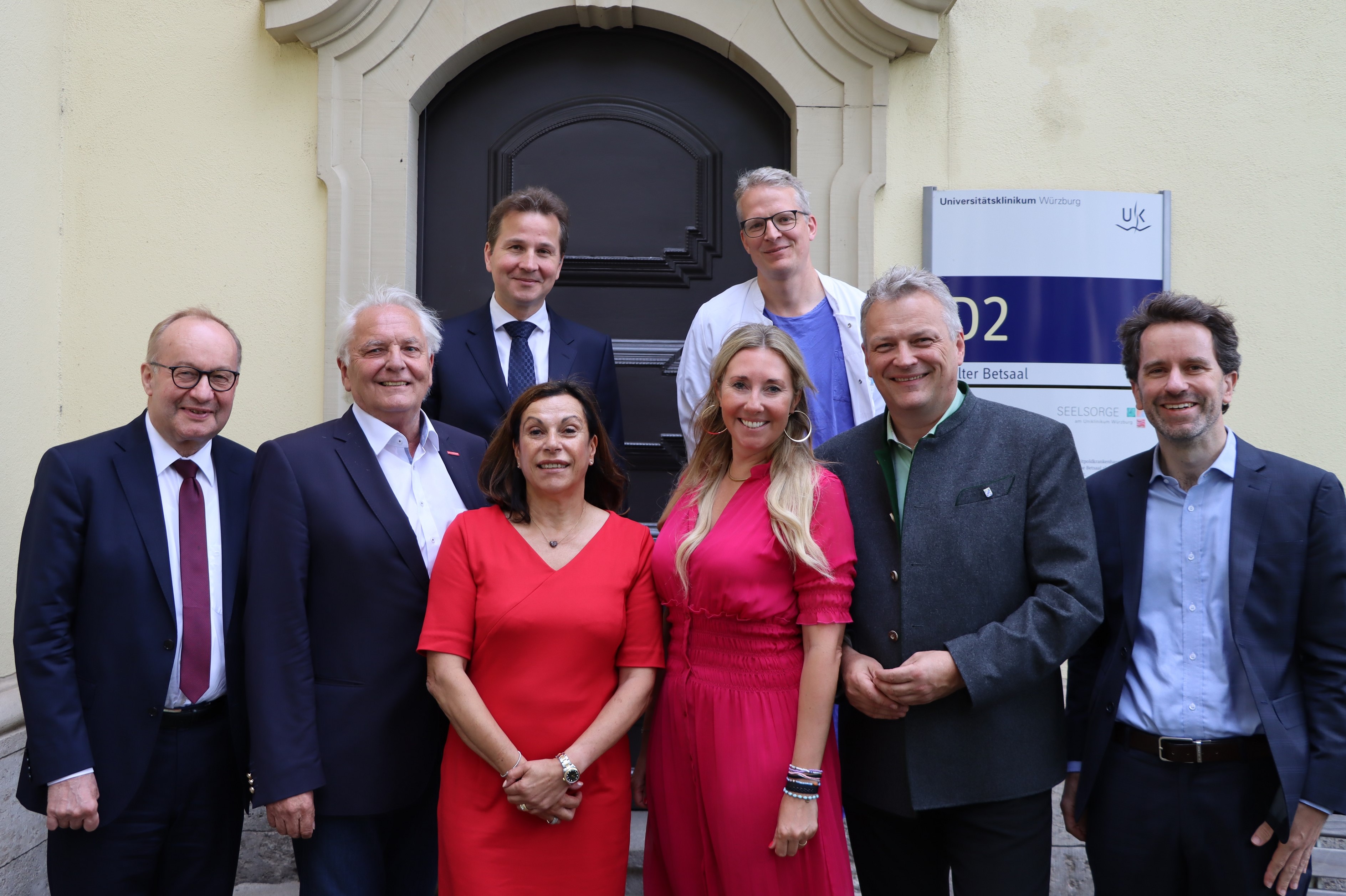 Intensiver Austausch über das NCT WERA und Forschungsförderung am Universitätsklinikum Würzburg, v.l.: Prof. Dr. Hermann Einsele (UKW), Josef Hofmann (Vizepräsident der Handwerkskammer Unterfranken und Stadtrat), Gabriele Nelkenstock (Stiftung „Forschung hilft“), Staatssekretärin Anna Stolz, Staatssekretär Roland Weigert und Philip Rieger (Kaufmännischer Direktor UKW). Obere Reihe: Prof. Dr. Andreas Beilhack und Dr. Thomas Bumm (beide UKW). Foto: UKW / Stefan Dreising