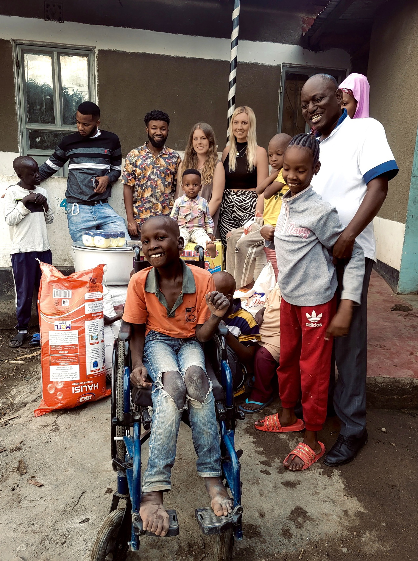 Bei ihrem letzten Tansania-Aufenthalt unterstützen Kelvin, Selina und Laura (in der Bildmitte von links) unter anderem ein Heim und Therapiezentrum für Kinder mit körperlicher und/oder geistiger Beeinträchtigung. Sie kauften dazu beispielsweise Nahrungsmittel, Töpfe, Seife, Vaseline, Waschpulver, Bettlaken, Mundhygieneartikel und Spiele zur Förderung der Motorik.