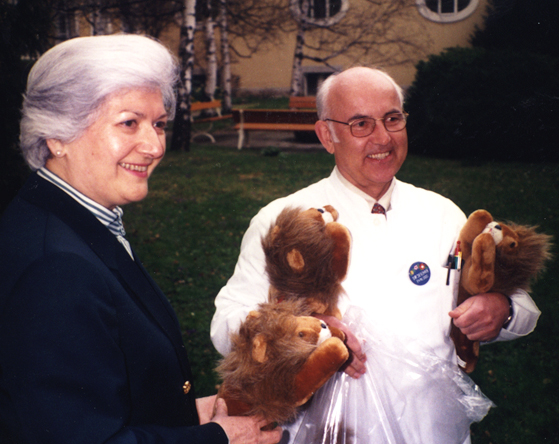 Das Bild aus dem Jahr 1997 zeigt Christiane Herzog mit Privatdozent Dr. Reinhard Jeschke, dem damaligen Leiter der Kindergastroenterologie des Uniklinikums Würzburg.