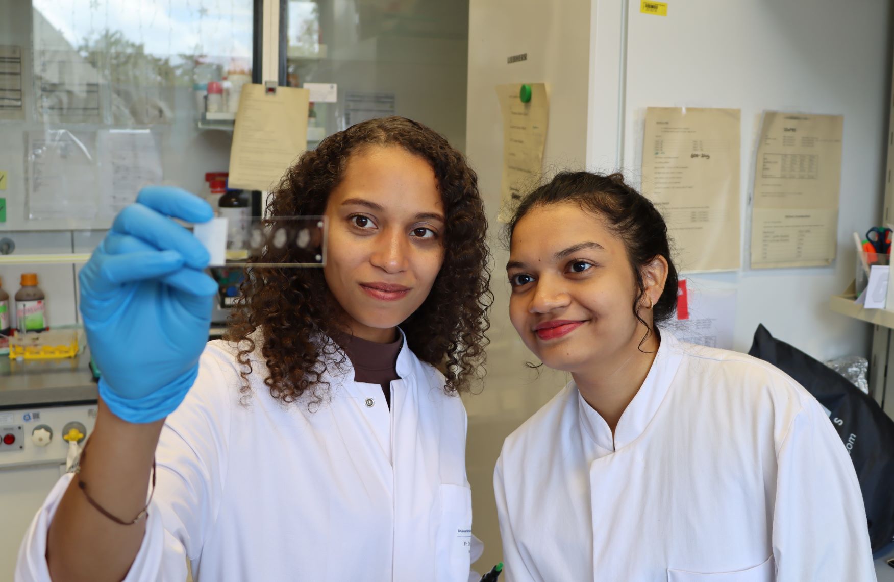 Rhonda McFleder und Mansi Yellore Vasanth im Labor der Neurologie 