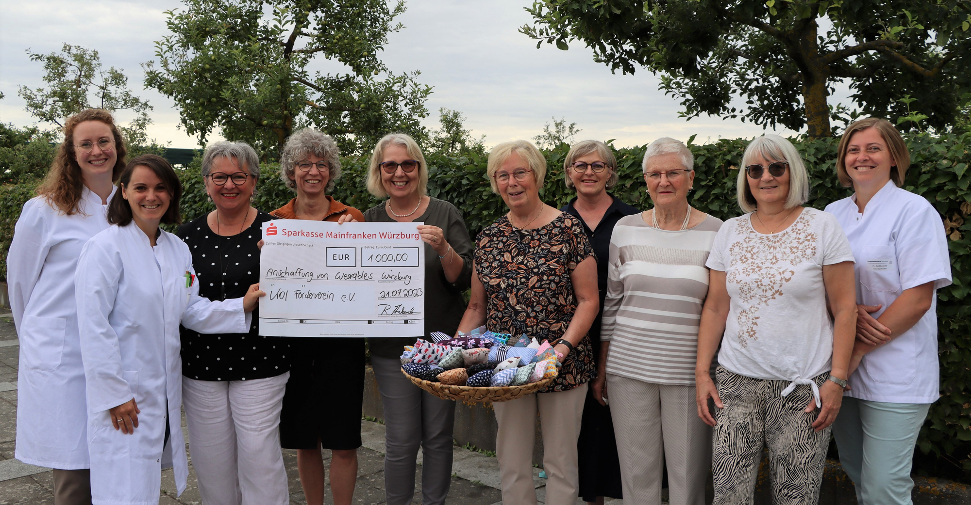 Bei der Spendenübergabe: Dr. Claudia Löffler (Zweite von links), Beate Beyrich (Dritte v.l.) und Marianne Lotter (mit den Portkissen) sowie weitere Vertreterinnen des Uniklinikums Würzburg, des Fördervereins zur Unterstützung der Komplementärmedizin für onkologische Patienten e.V, und der Waldbrunner Nähgruppe.