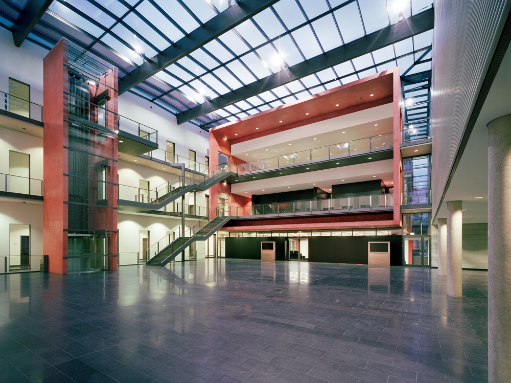 Der Hauptvortrag des Tags der Allgemeinmedizin 2023 findet im Hörsaal des Rudolf-Virchow-Zentrums auf dem Klinikums-Campus an der Josef-Schneider-Straße statt.