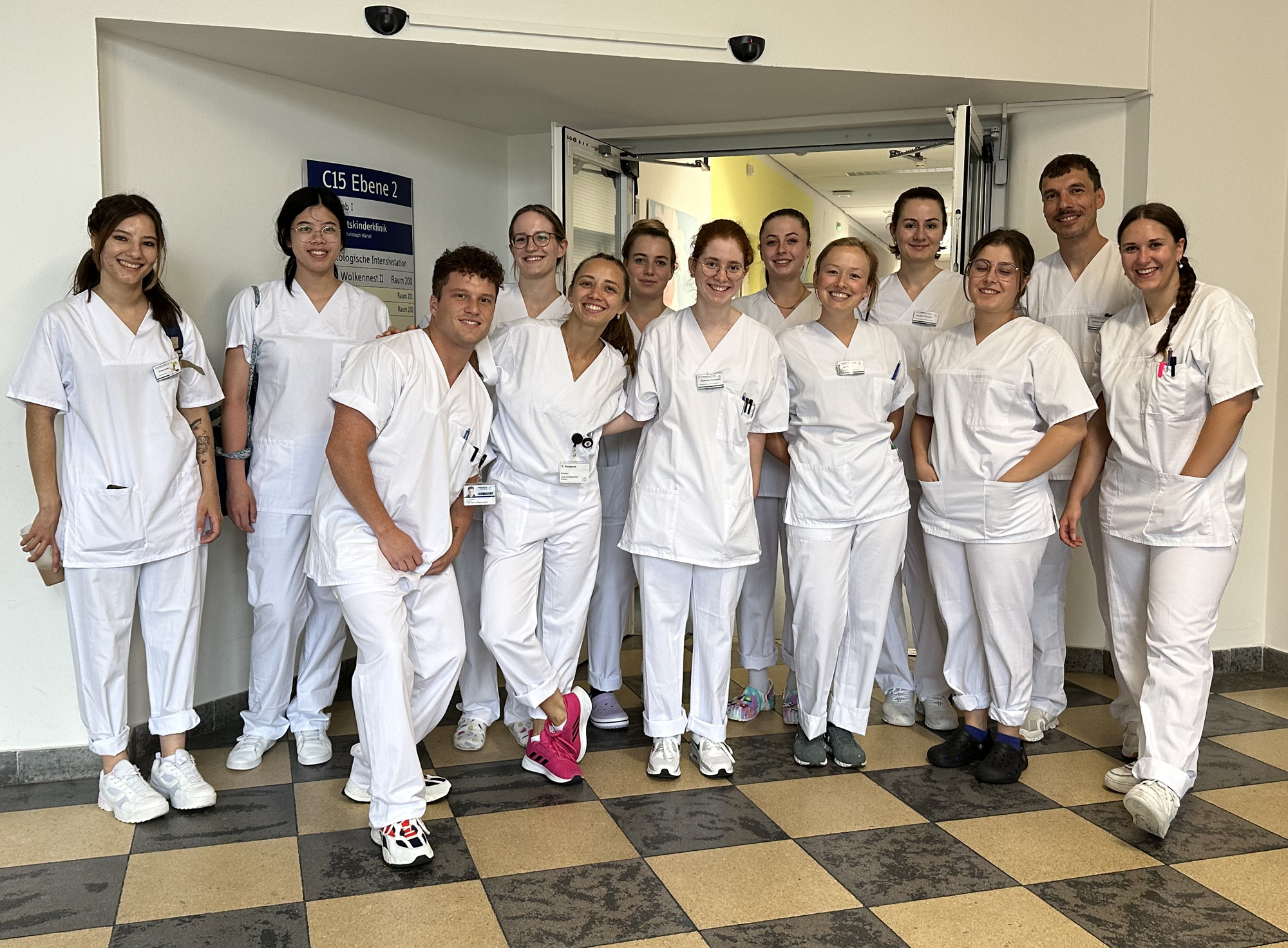 Diese und weitere Pflege-Azubis leiteten im August 2023 verantwortlich zwei Stationen am Uniklinikum Würzburg.