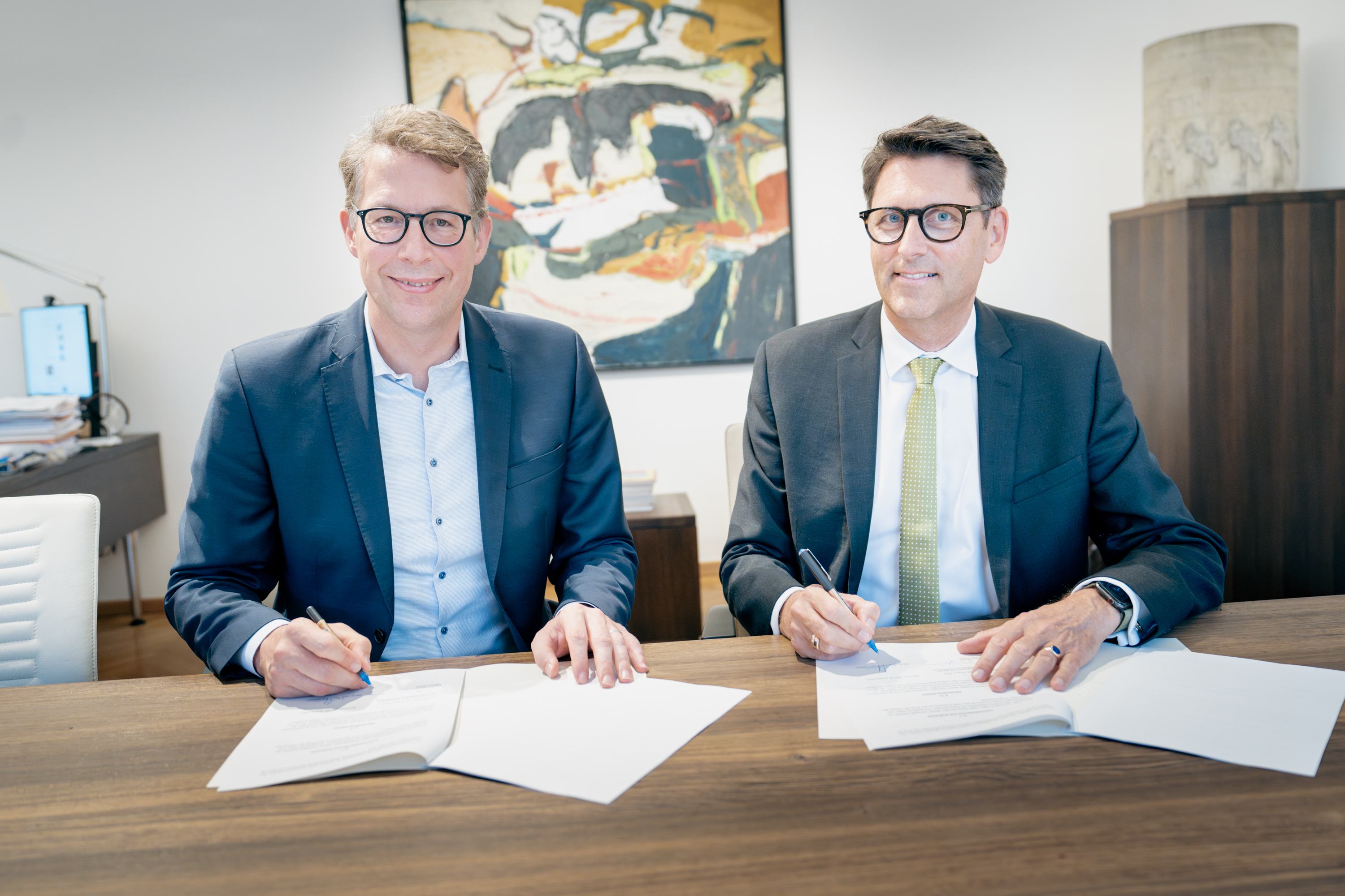 Wissenschaftsminister Markus Blume (l.) und der neue Ärztliche Direktor PD Dr. Tim von Oertzen (r.) bei der Vertragsunterzeichnung