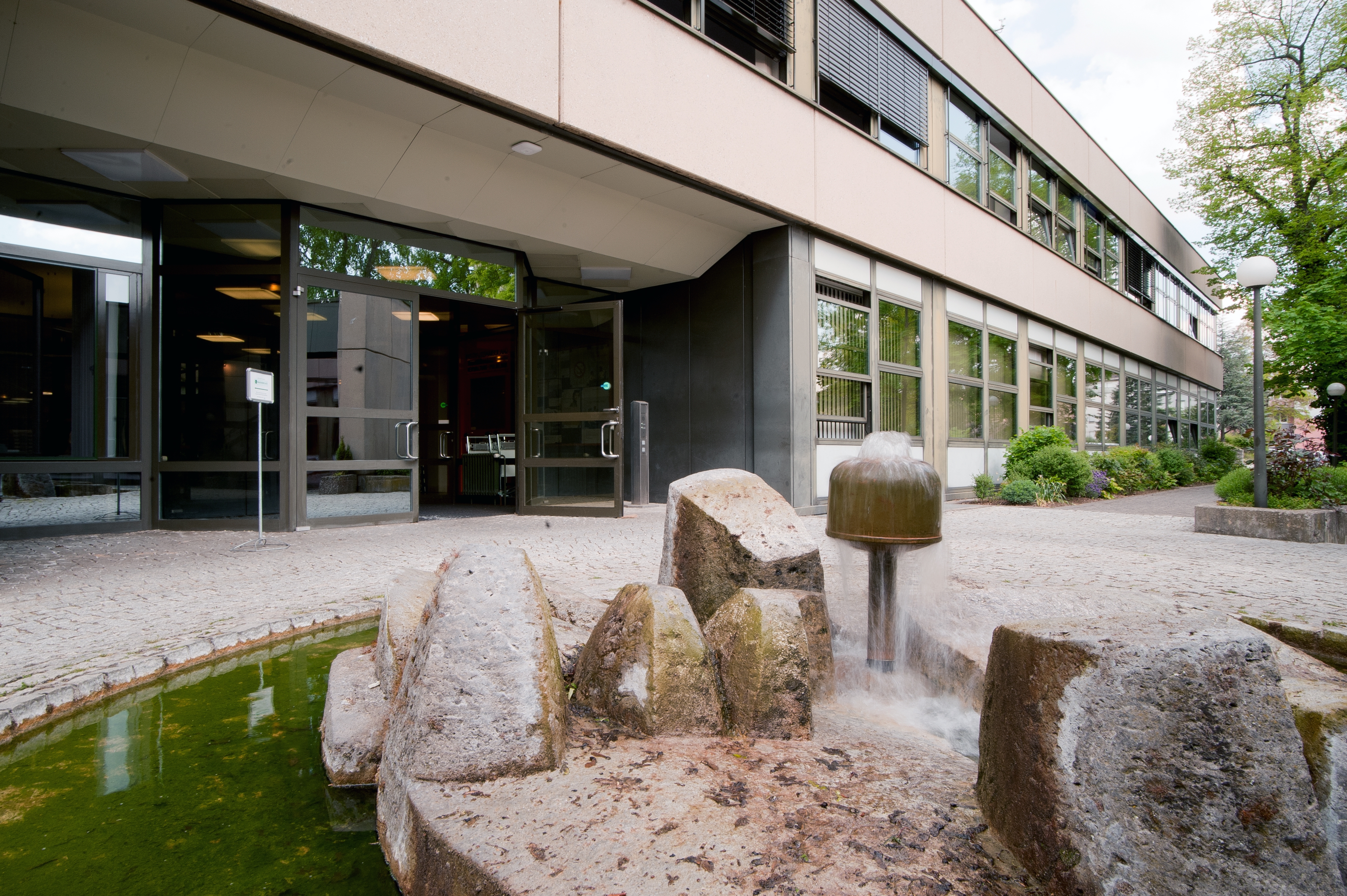 Gebäudeansicht der Klinik für Psychiatrie, Psychosomatik und Psychotherapie 