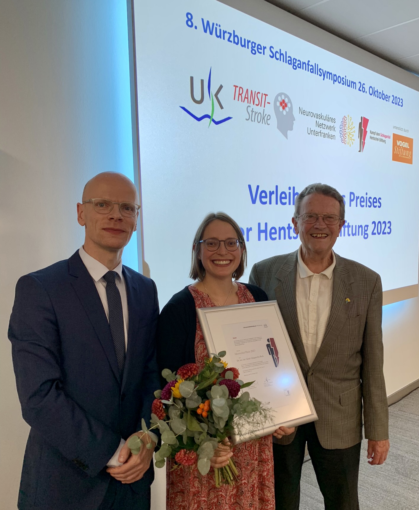 Die Hentschel-Preisträgerin 2023, Dr. Sarah Margaretha Beck, zusammen mit Prof. Dr. Karl Georg Häusler und Günter Hentschel