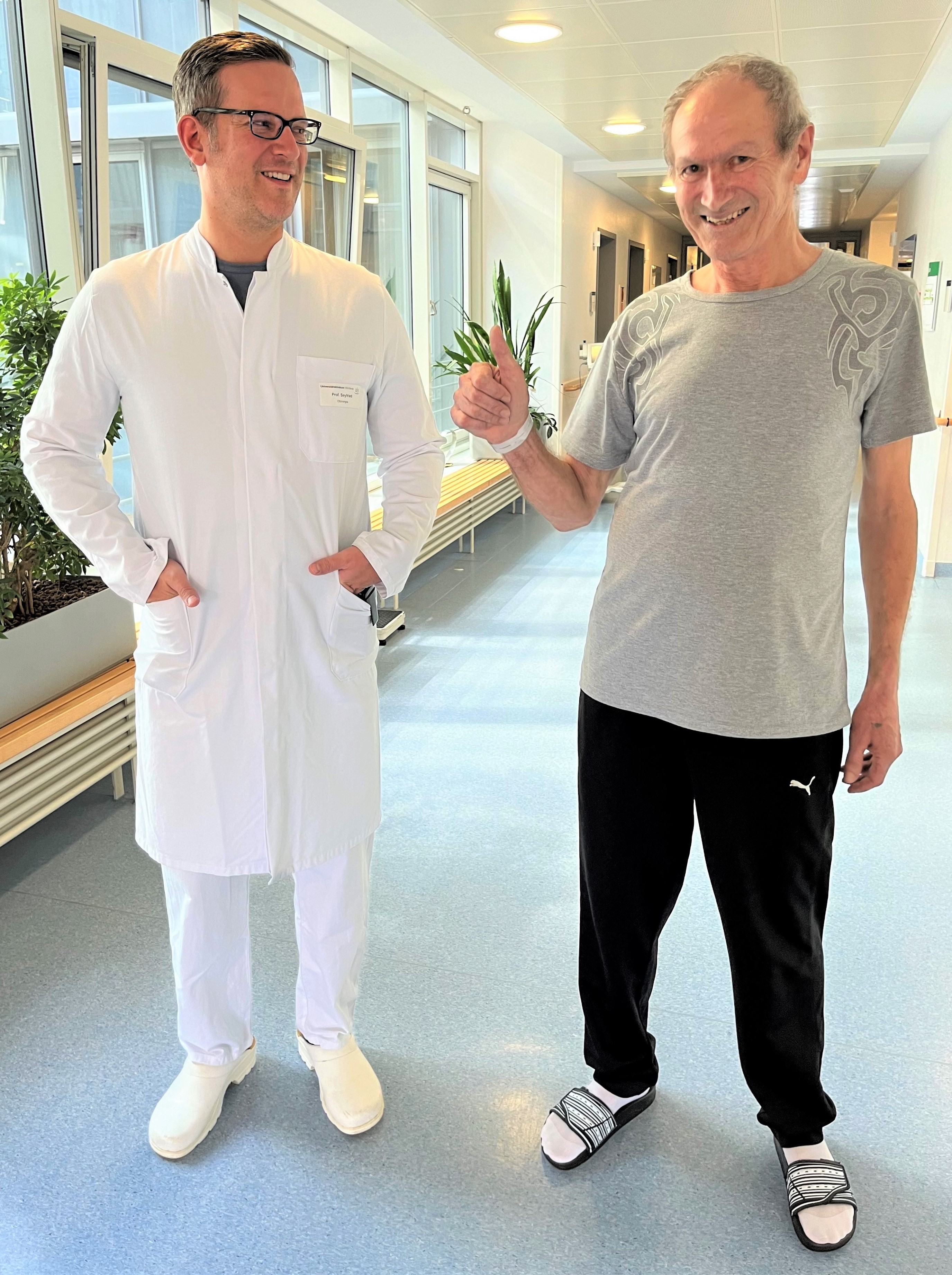 Patient Valerian Romaker steht neben Operateur Prof. Florian Seyfried 