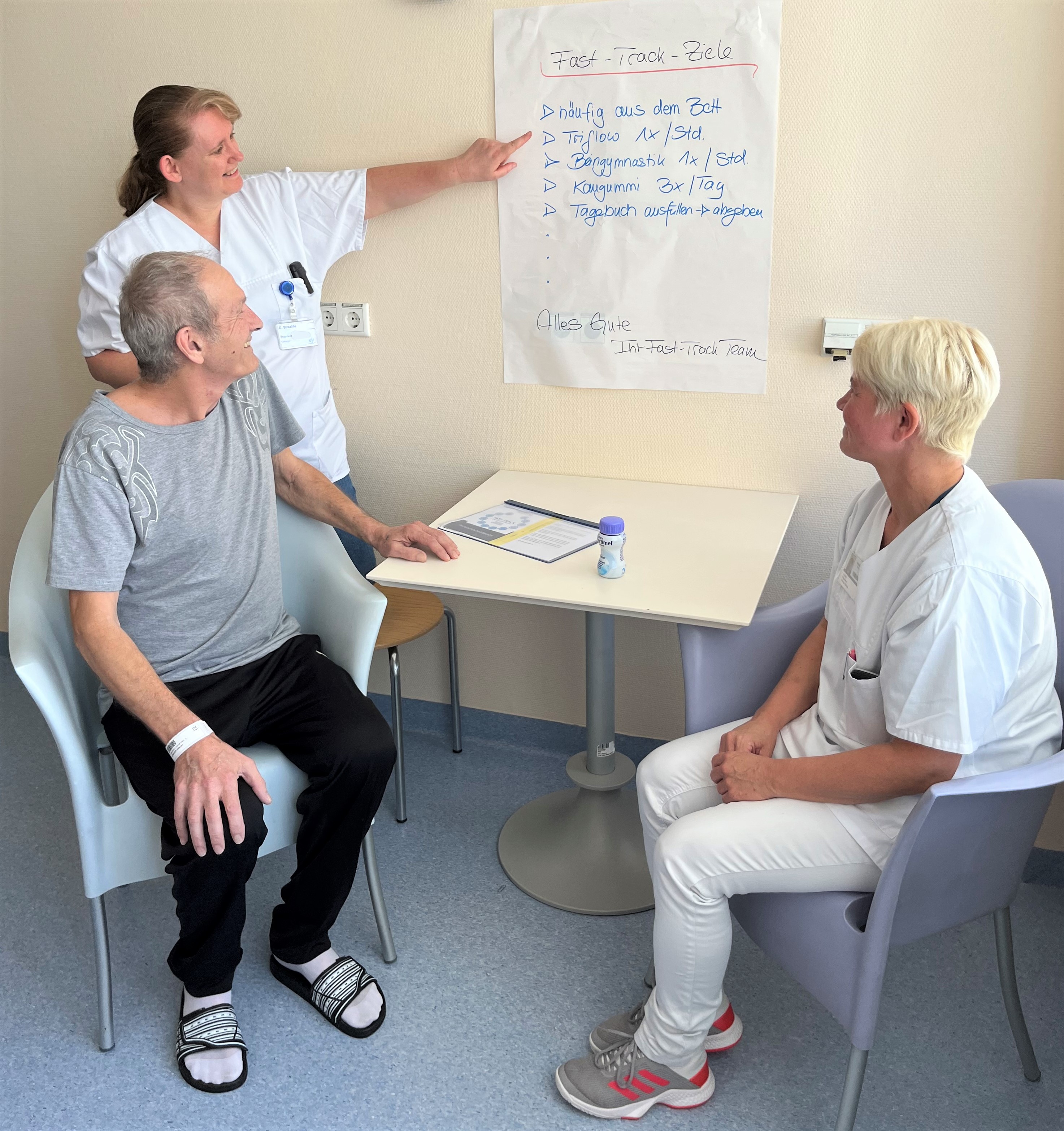  Die Fast-Track-Nurses Gwendolin Streahle (li.) und Sandra Böhm besprechen mit dem Patienten Valerian Romaker die gesetzten Fast-Track-Ziele. 