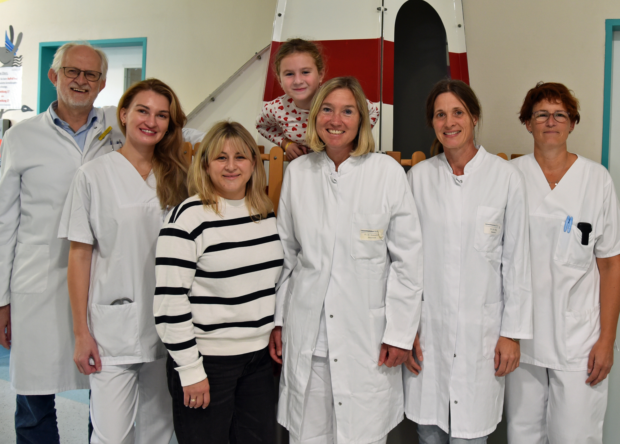 Besuch Dr. Sheremet. Von links: Prof. Dr. Helge Hebestreit, Dr. Marta Sheremet, Yulia Bobza mit ihrer Tochter Anastasiia, Dr. Alexandra Hebestreit, Dr. Corinne König und Silke Faust