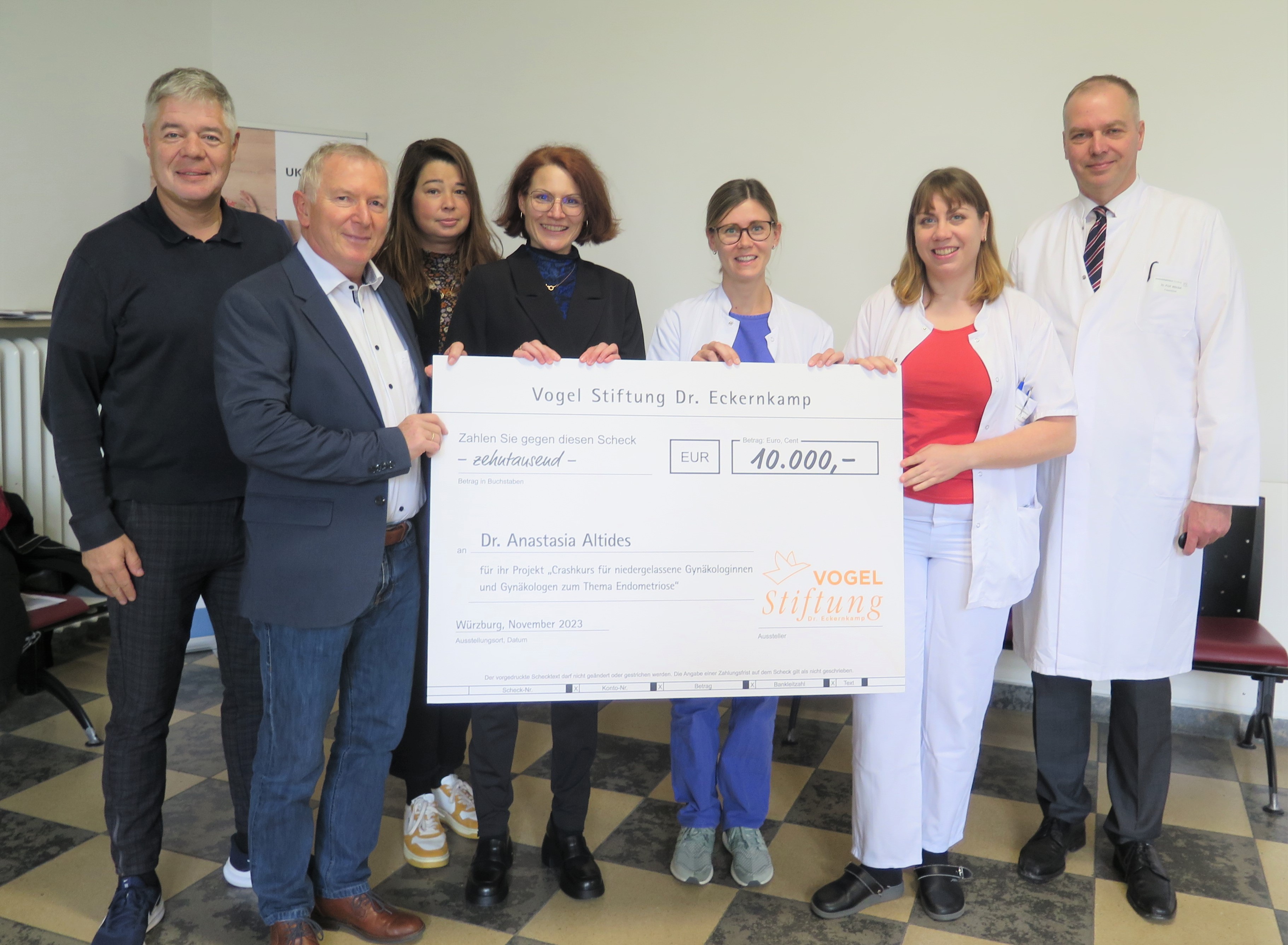 Scheckübergabe 10.000 € für Endometriose-Schulungsprojekt