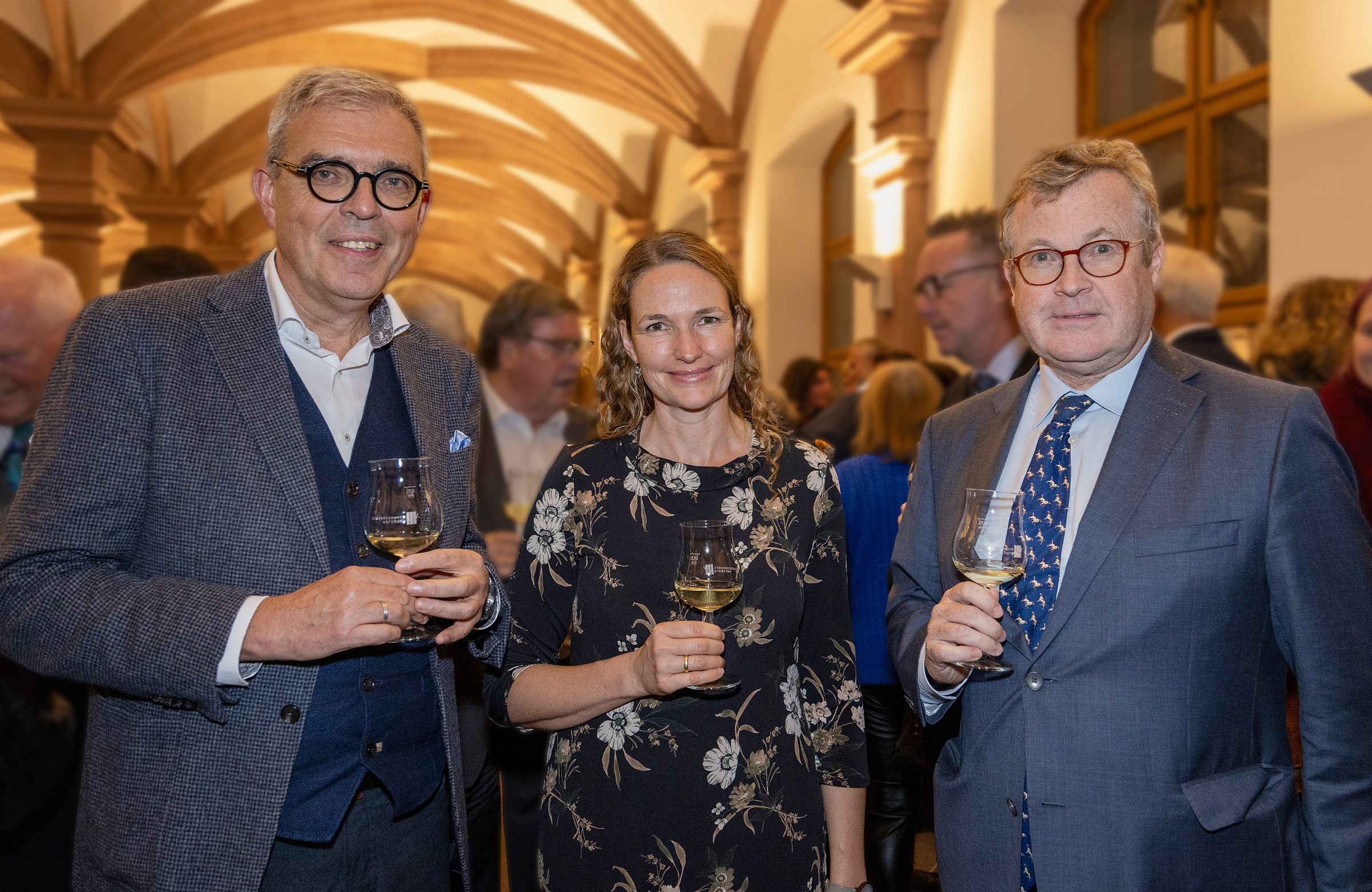 Eva-Maria Schwienhorst-Stich mit dem Dekan der Medizinischen Fakultät, Matthias Frosch (l.), und dem Preisstifter, Ferdinand Fürst zu Castell-Castell.