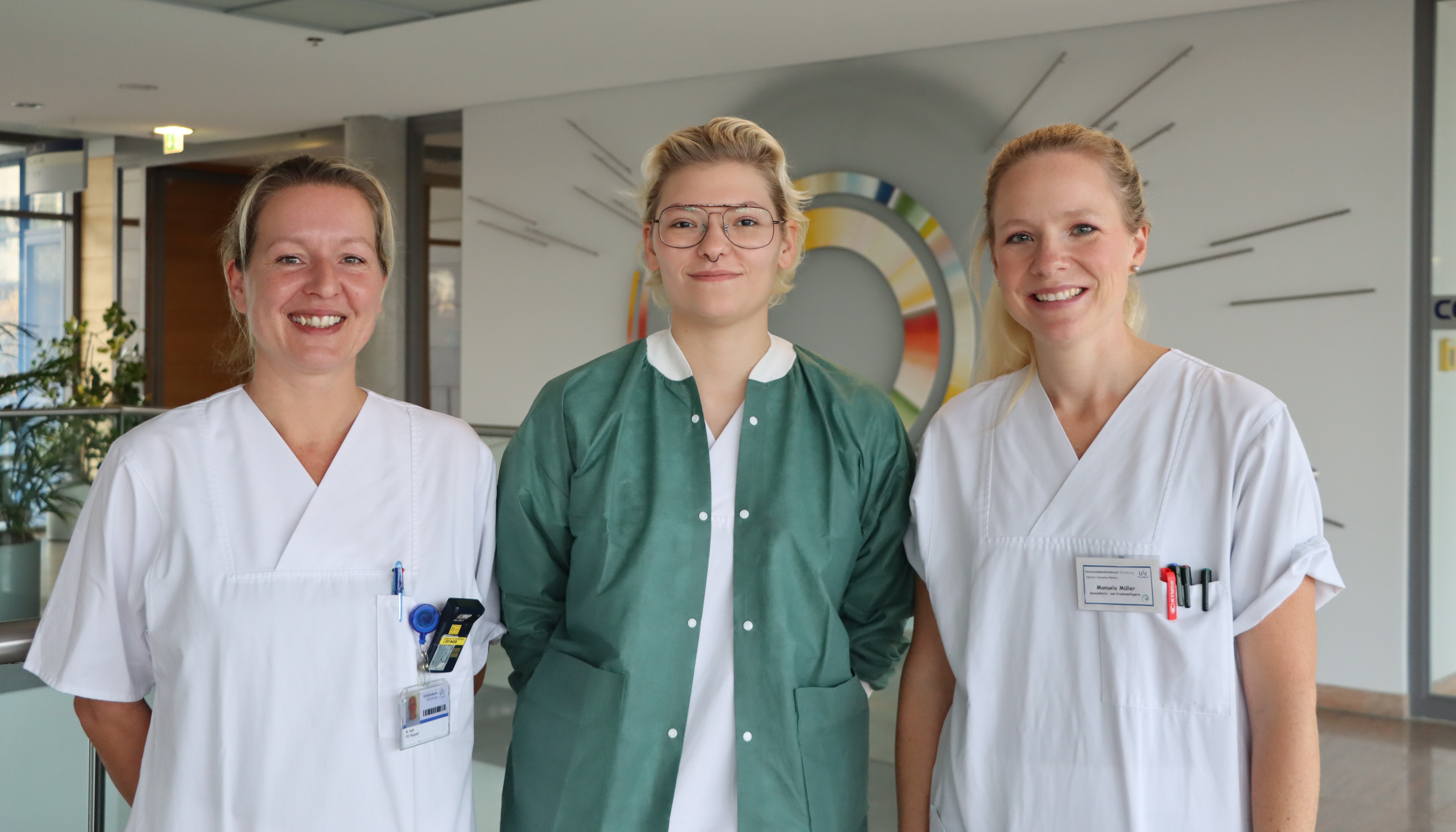 3 Pflegefachkräfte lächeln in die Kamera
