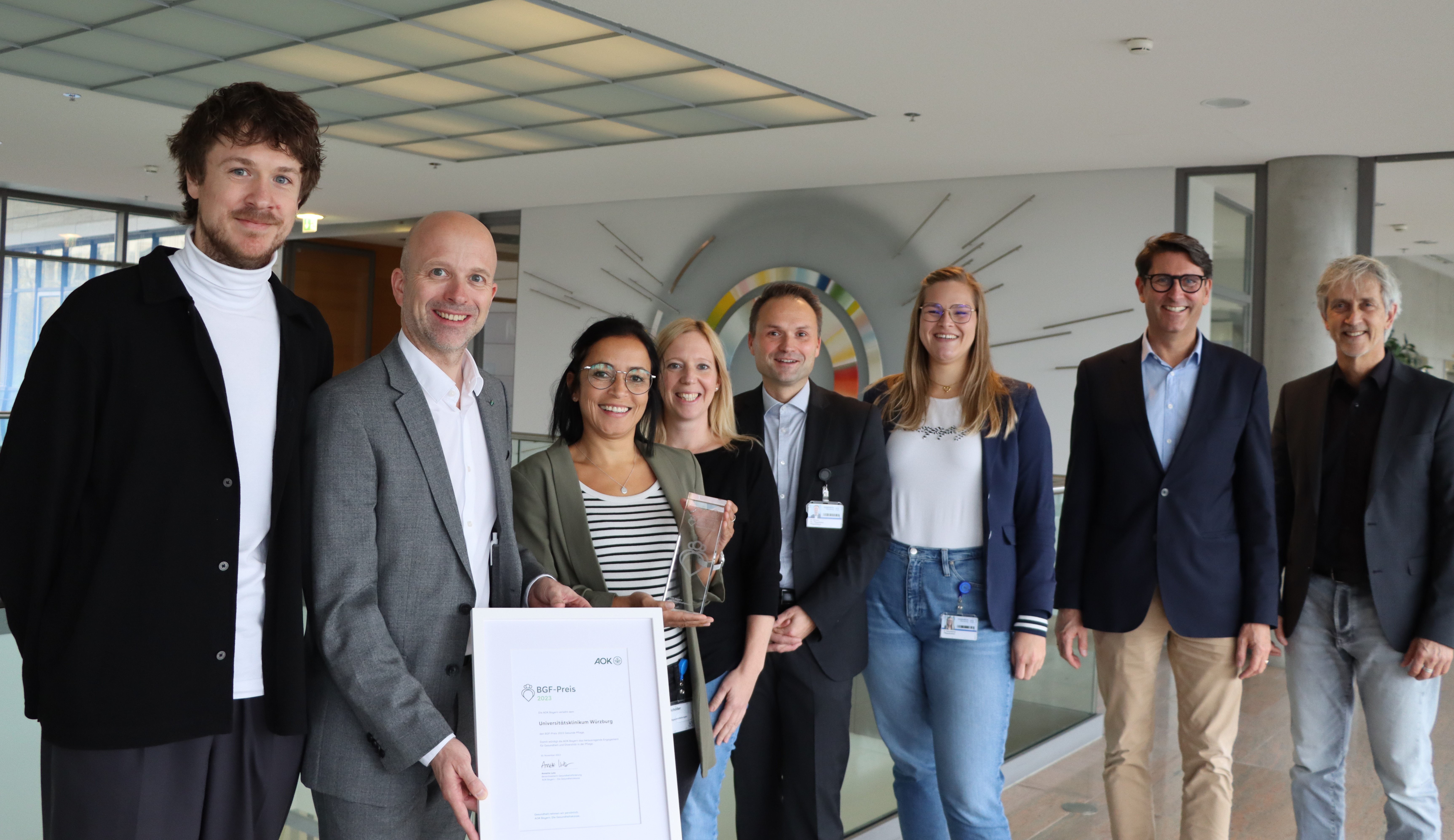 Gemeinsame Freude über die Auszeichnung für das UKW: Patrick Hetzer (FLEX-Büro UKW), Alexander Pröbstle (Direktor der AOK Würzburg), Cashanna Schöller, Anke Kaiser (beide FLEX-Büro UKW), Matthias Uhlmann, stellvertretender Pflegedirektor am UKW, Delia Schumacher (FLEX-Büro UKW), Dr. Tim von Oertzen, Ärztlicher Direktor des UKW und Volker Weißmann (Berater für Betriebliches Gesundheitsmanagement, AOK, v.l.)