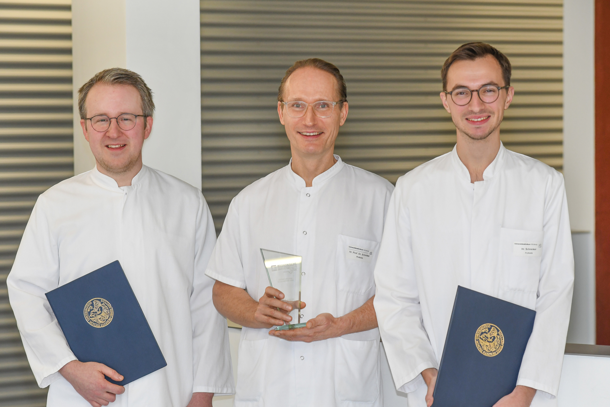 Das Preisträger-Trio des Albert-Kölliker-Lehrpreises der Uni Würzburg (von links): Privatdozent Dr. Christian Höhne, Prof. Dr. Marc Schmitter und Johannes Schrenker