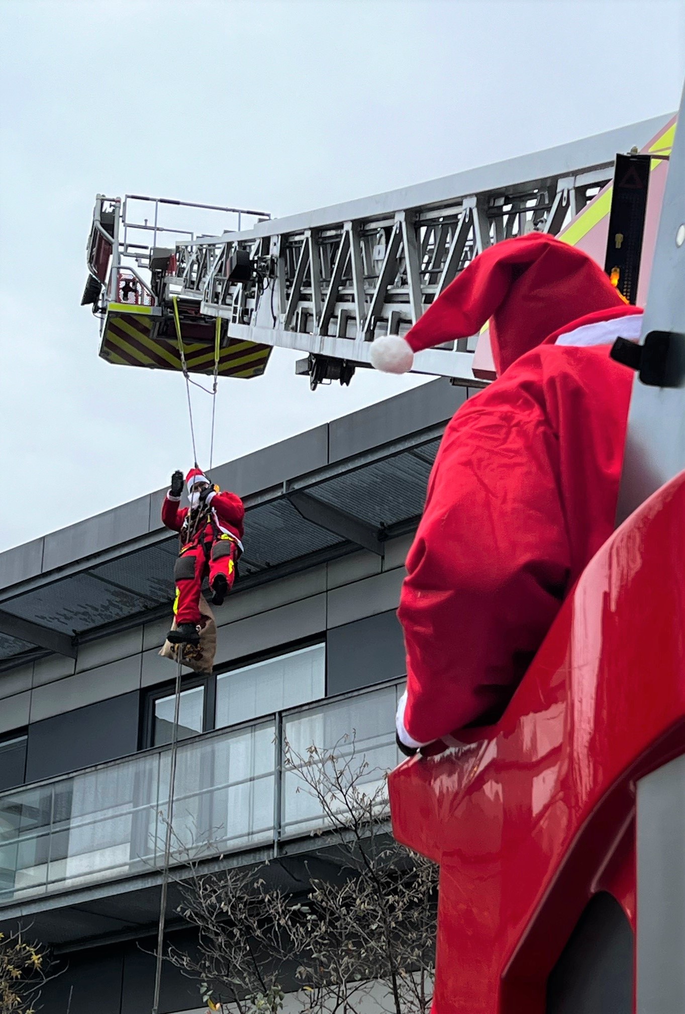 Per Drehleiter ließ sich auch ein Höhenretter vor den Stationszimmern abseilen. Foto: UKW / Stefan Dreising