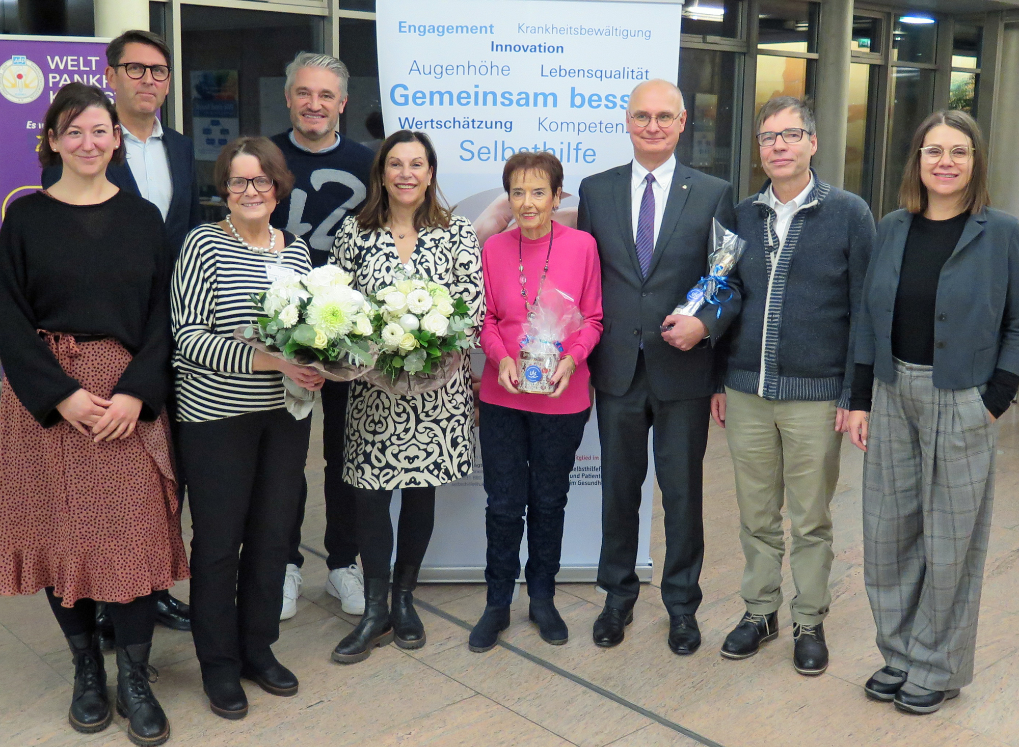 Ein Teil der Aktiven beim Tag der Selbsthilfe 2023 am Uniklinikum Würzburg (UKW) 