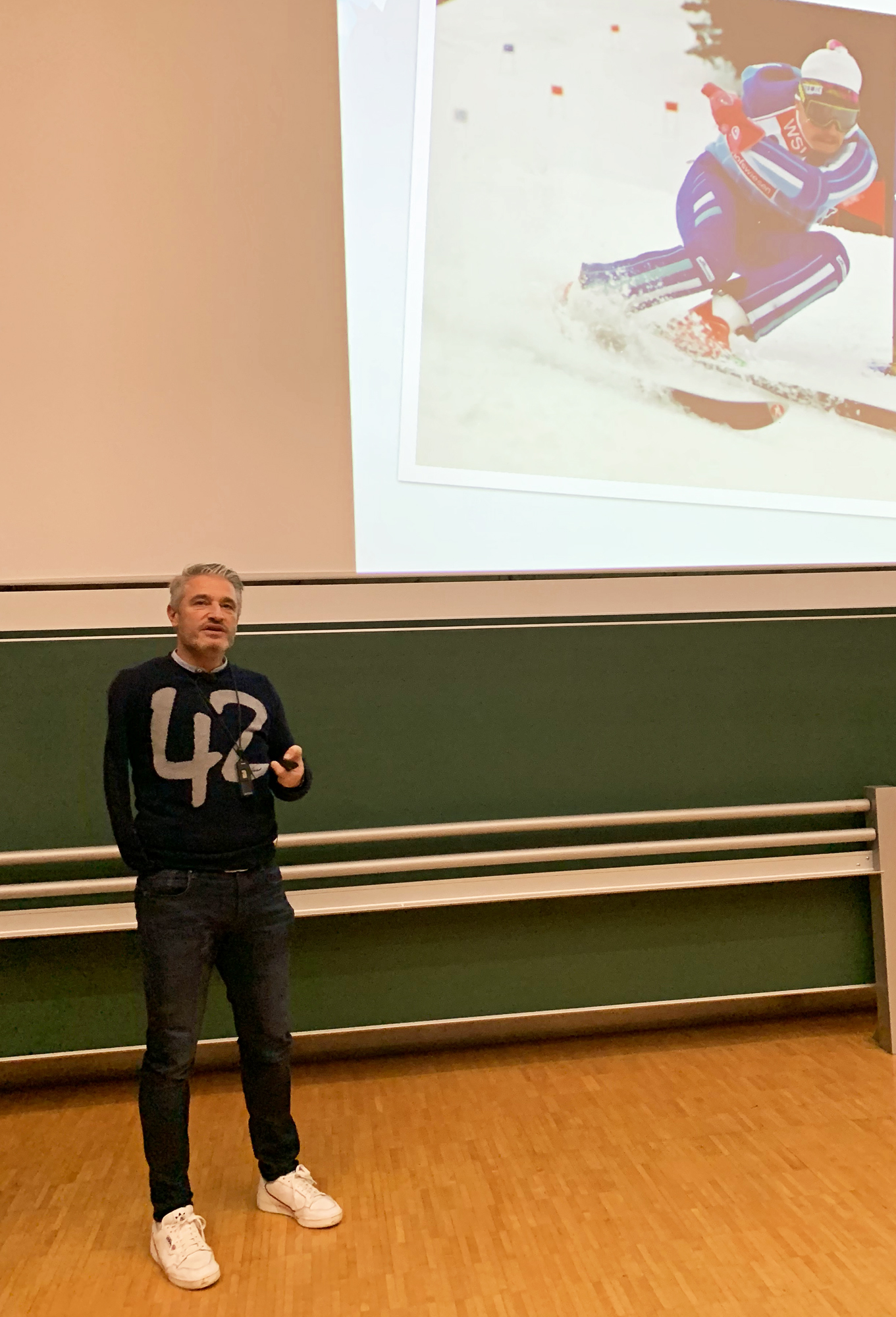Die Ski-Rennfahrer-Legende Gerd Schönfelder fesselte und motivierte die Zuhörerinnen und Zuhörer mit seiner ungewöhnlichen Lebensgeschichte. Bild: UKW / Helmuth Ziegler