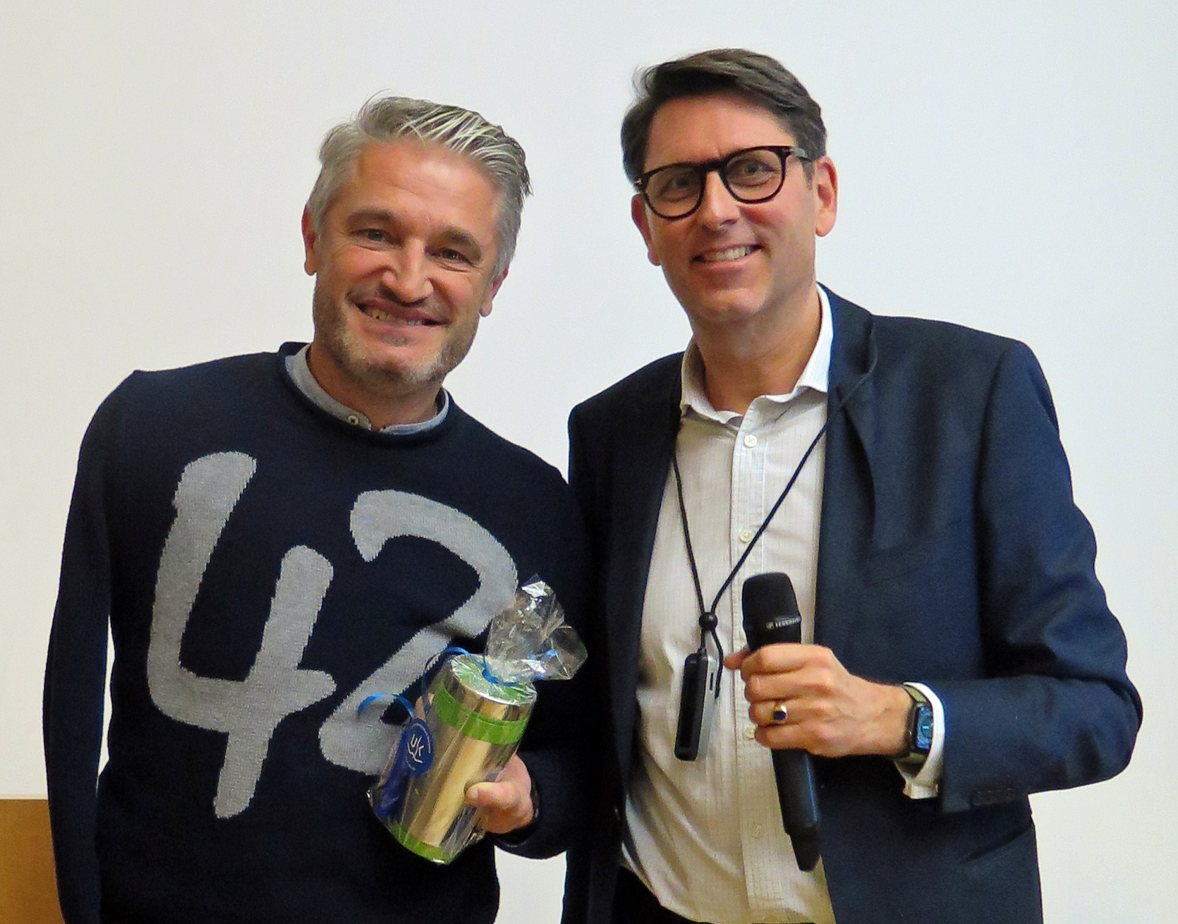 Privatdozent Dr. Tim von Oertzen, der Ärztliche Direktor des UKW (rechts), dankte Gerd Schönfelder für seinen inspirierenden Beitrag zum Tag der Selbsthilfe am Uniklinikum Würzburg. Bild: UKW / Susanne Just 