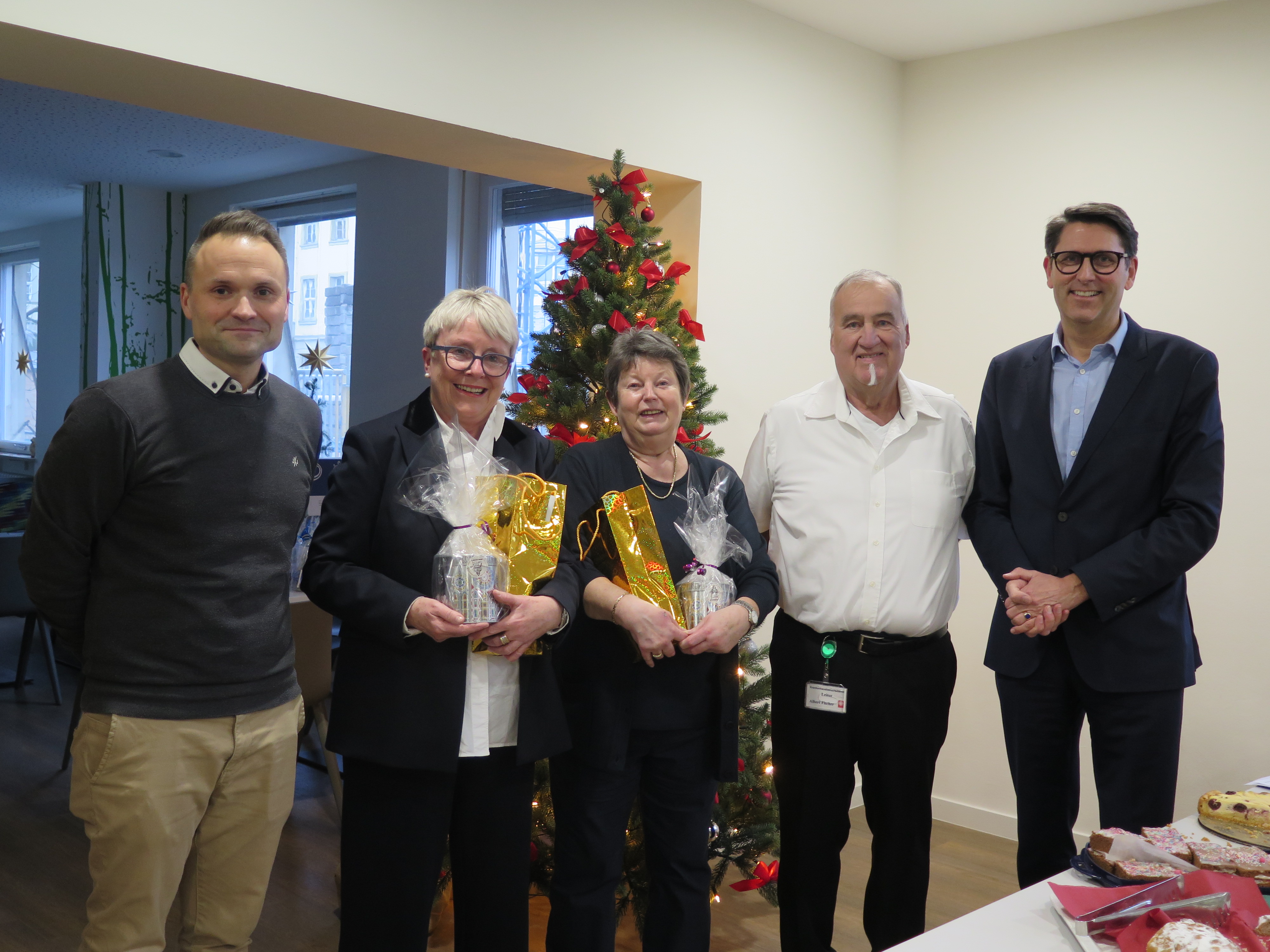 Ärztlicher und stellvertretender Pflegedirektor mit der Leitungsgruppe der Grünen Damen und Herren