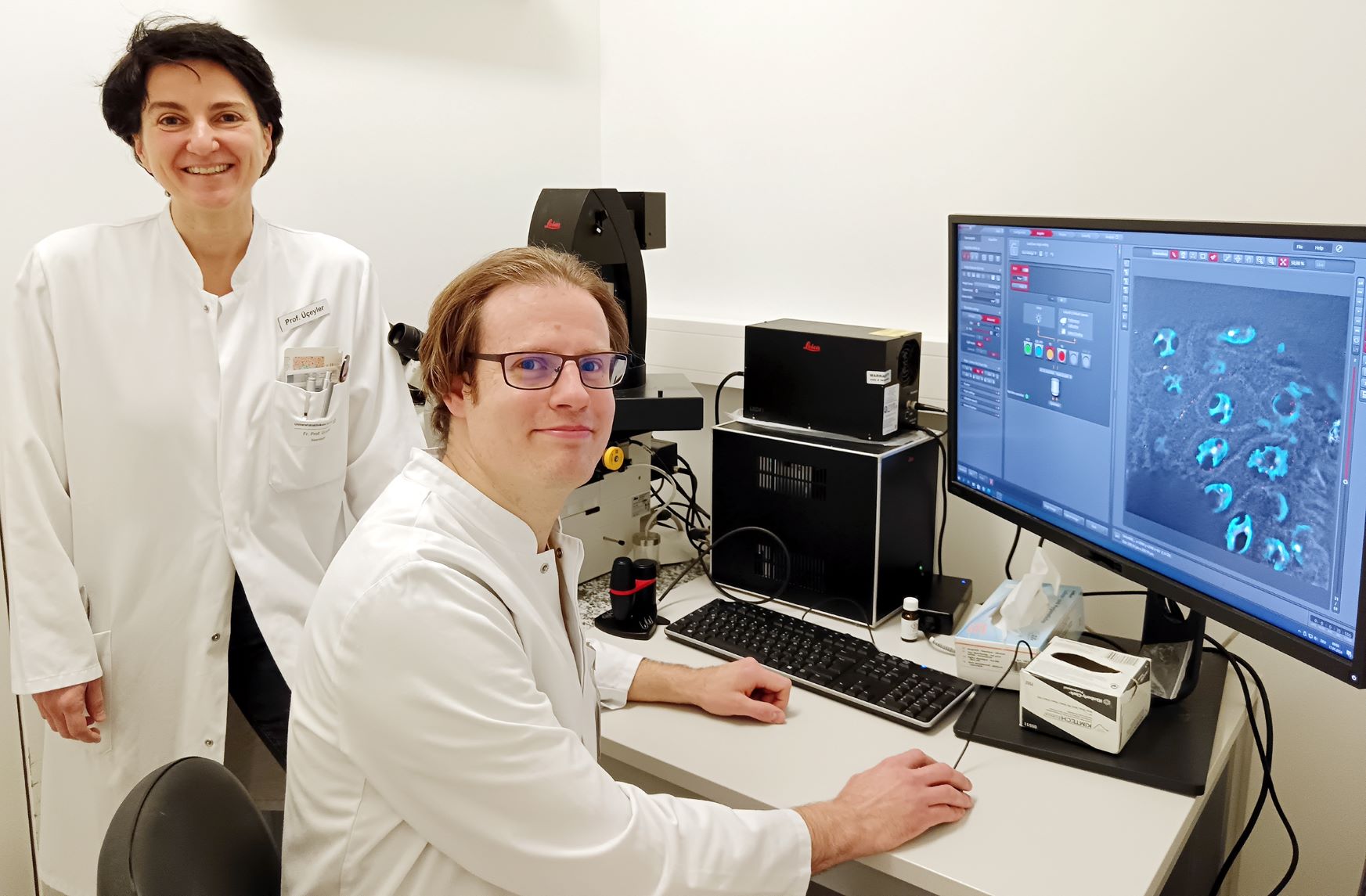 Nurcan Üçeyler und Christoph Erbacher im Labor 