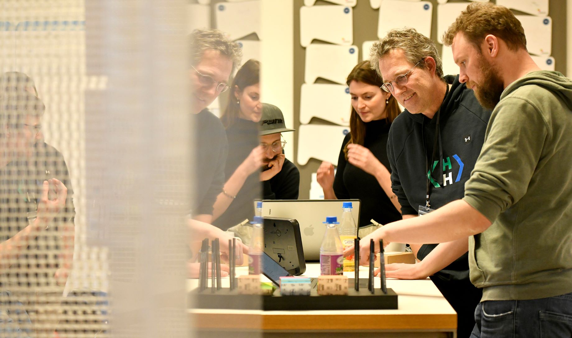 Hacker-Team tüftelt am Stehtisch im Ideenlabor im Tower des ZDI Mainfranken.